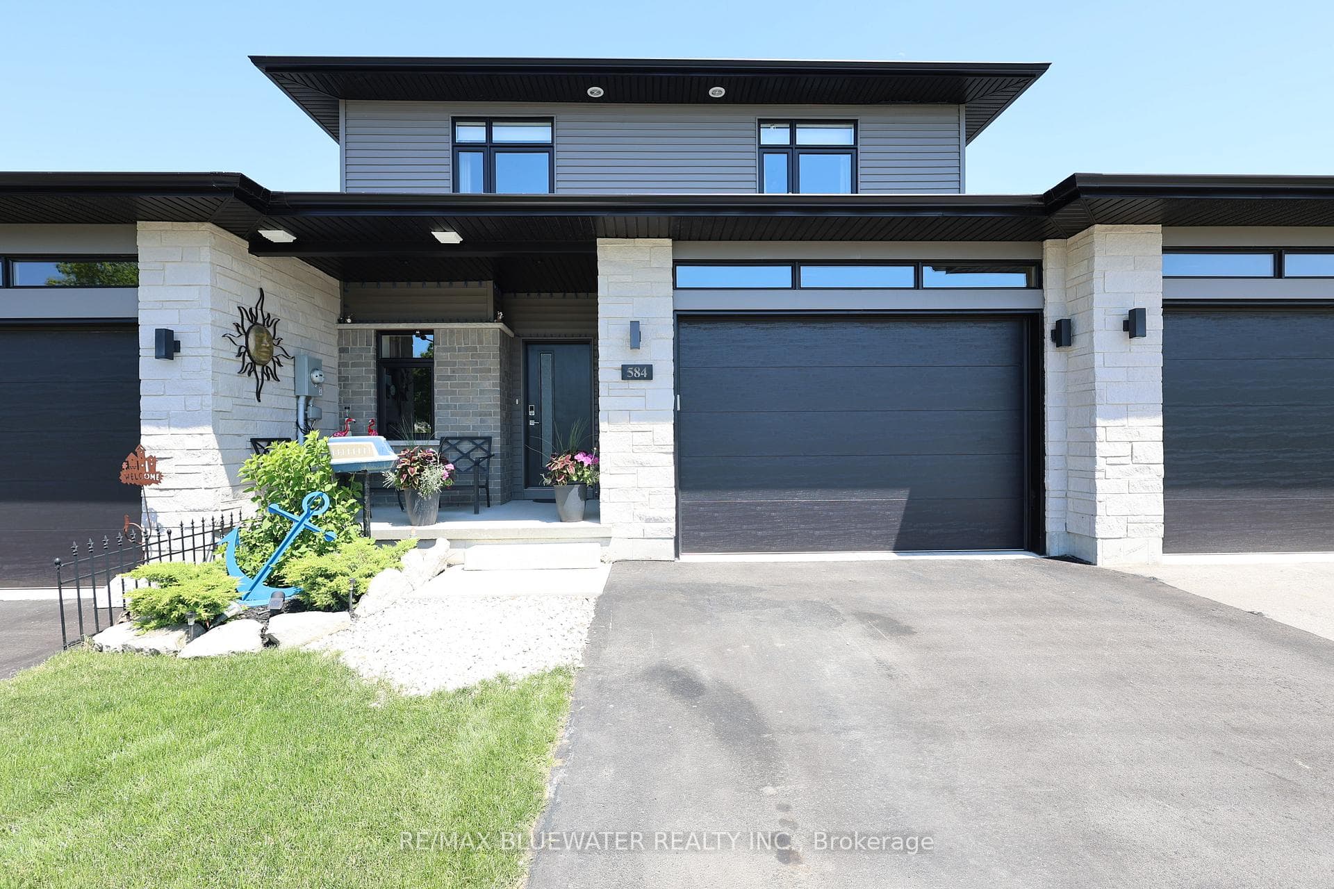 584 Albert Street photo 1
