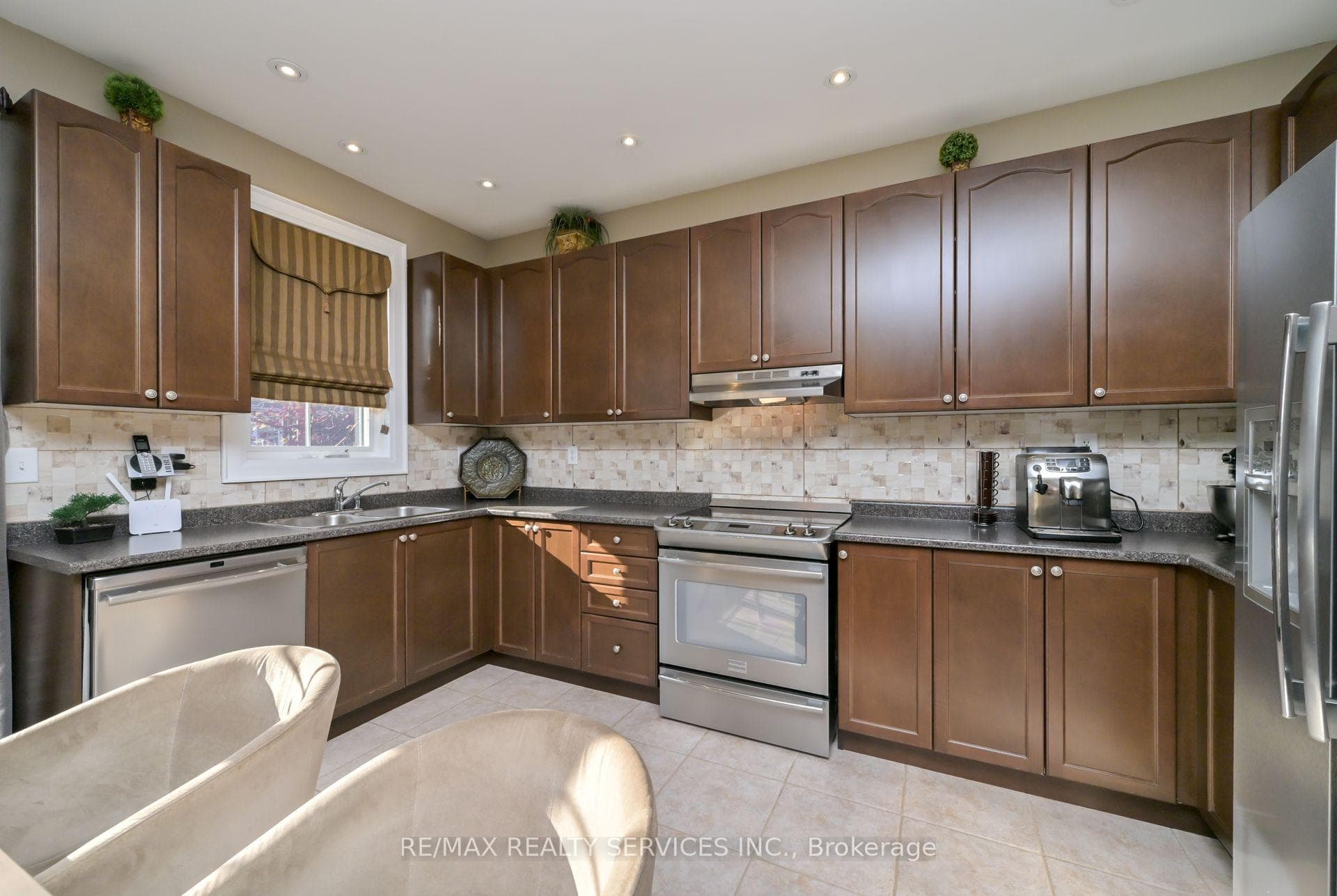 876 Challinor Terrace photo 8