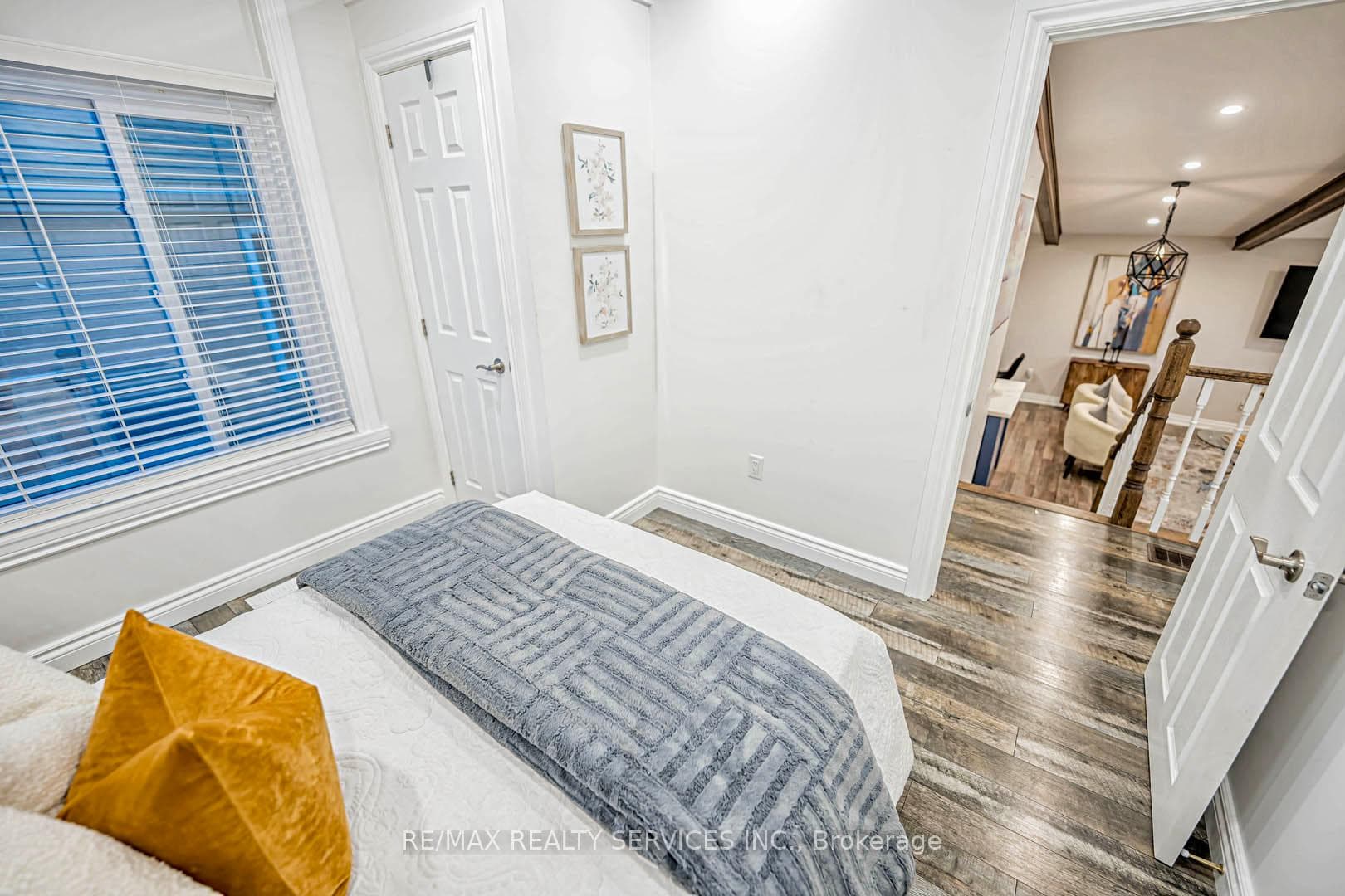 294 Steeles Avenue photo 18