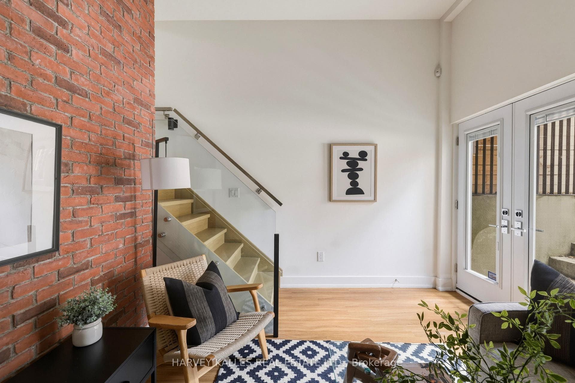 599 Soudan Avenue photo 40