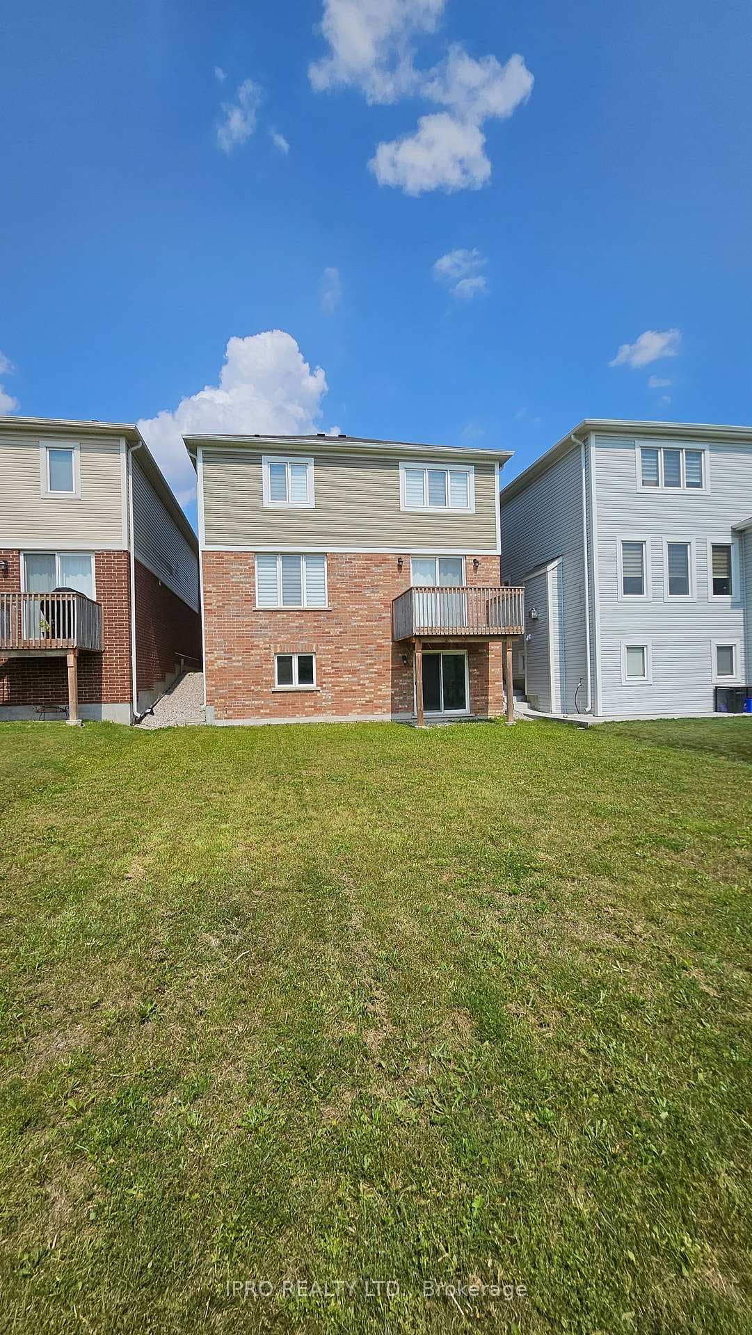 111 Wannamaker Crescent Unit Upper photo 2