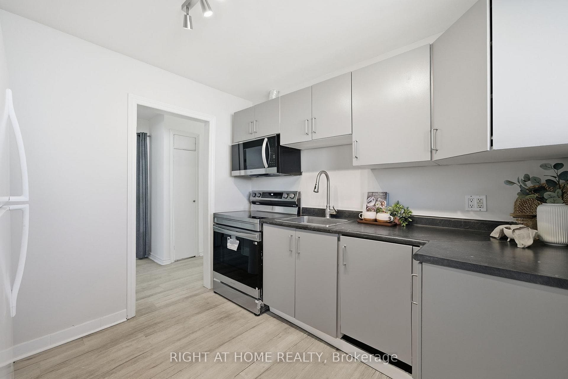 708 Carnegie Avenue photo 3