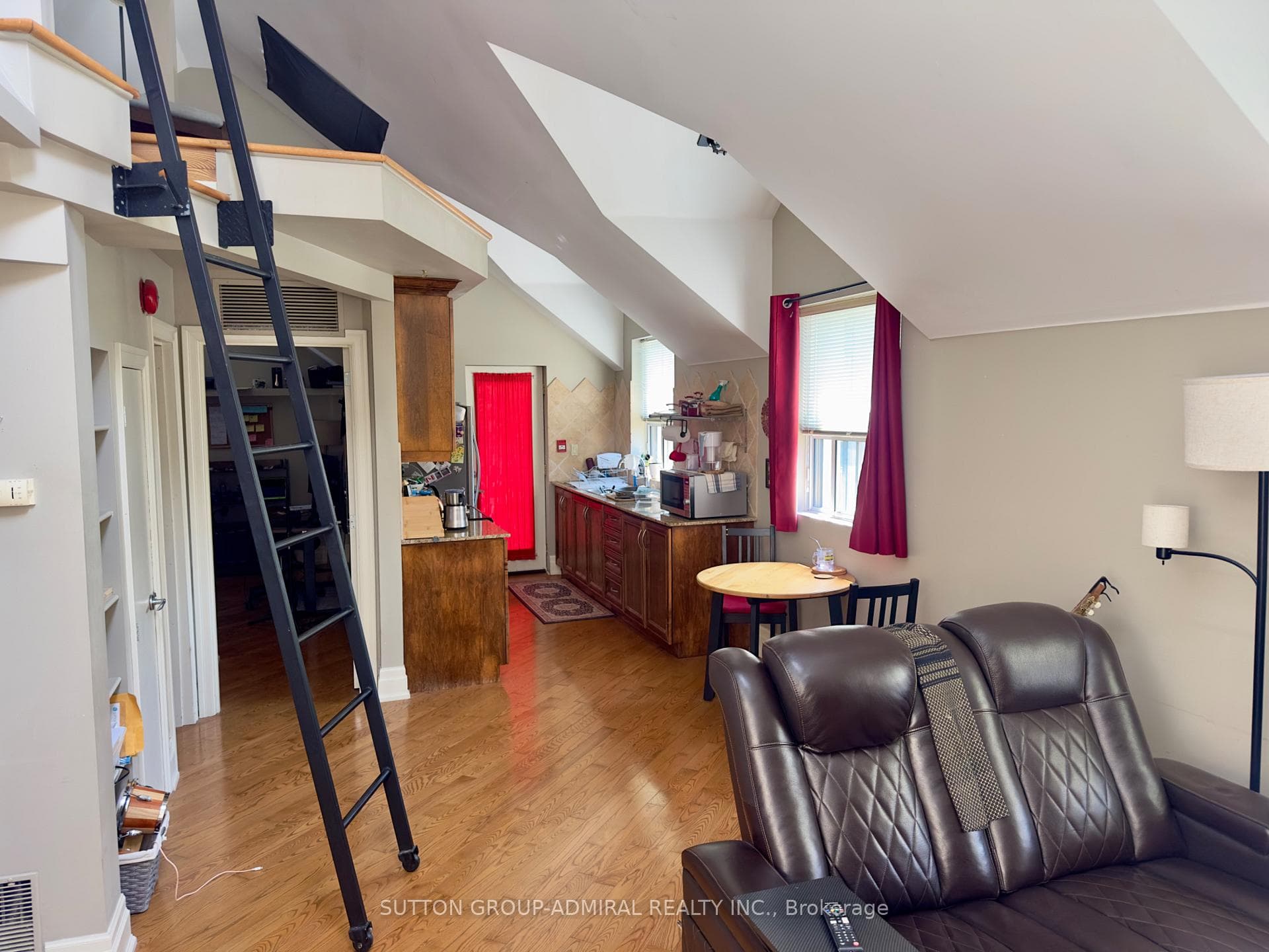 136 springhurst Avenue Unit 8 photo 2