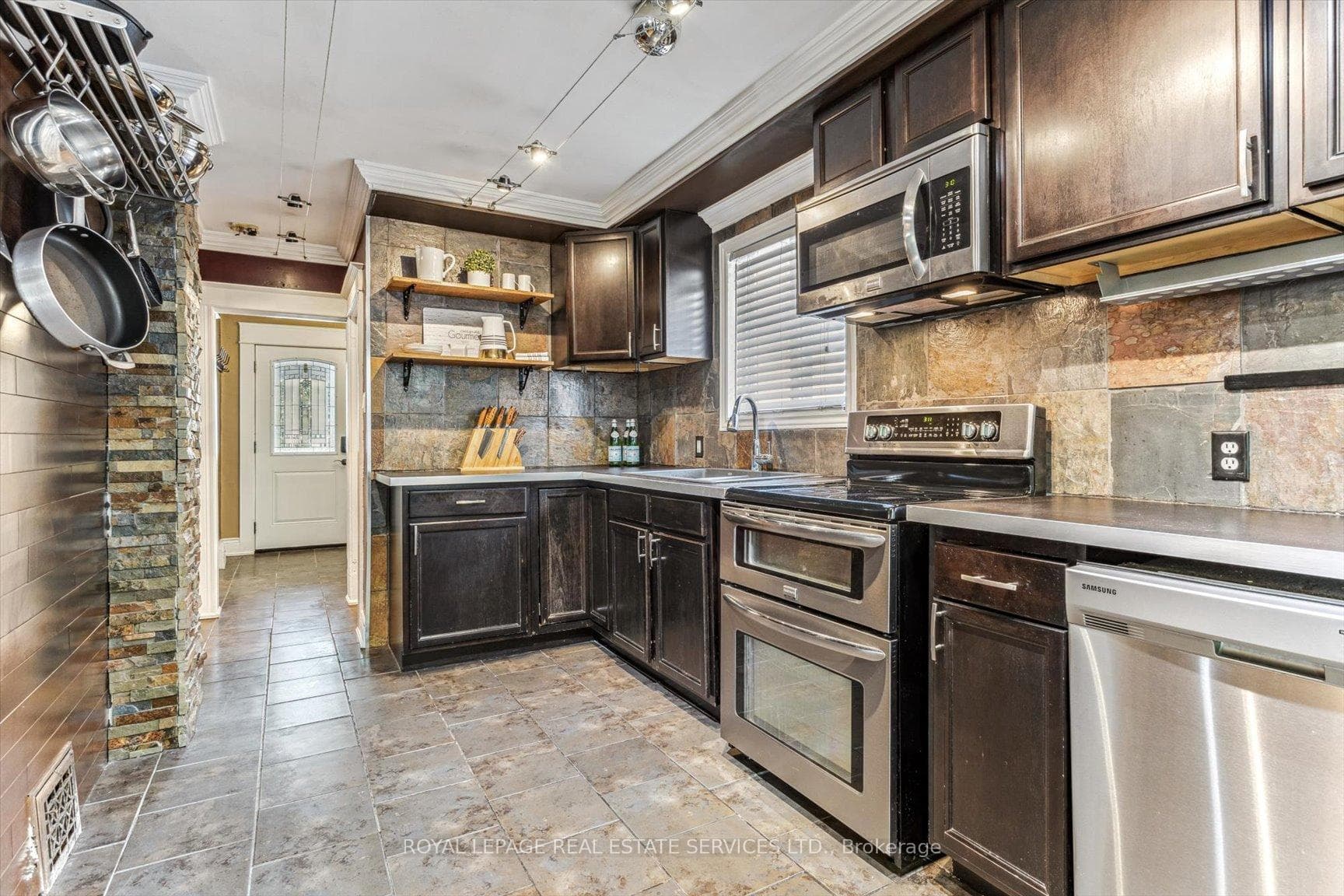 26 Houghton Avenue photo 8