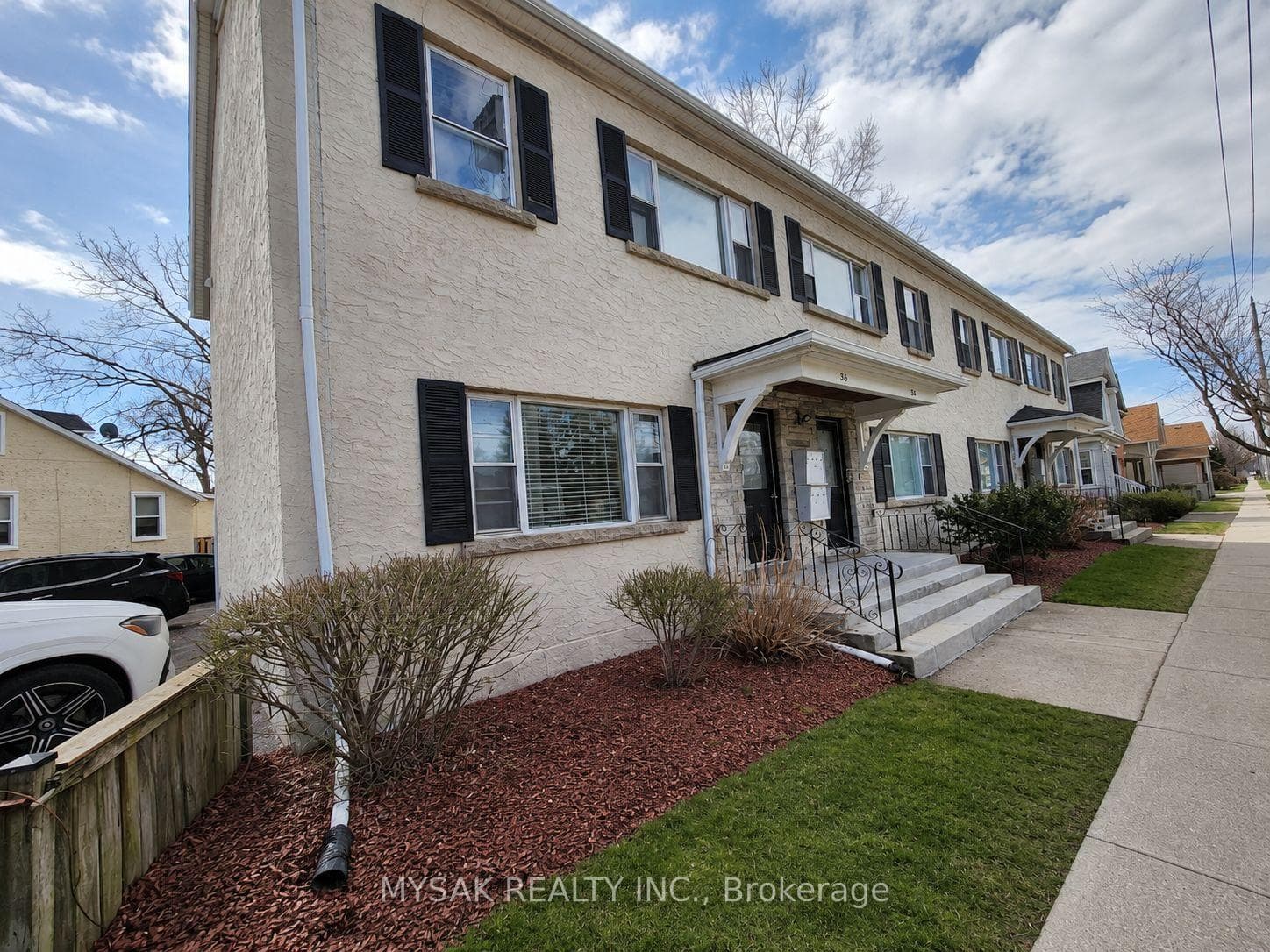 32-36 WELLAND Avenue photo 1