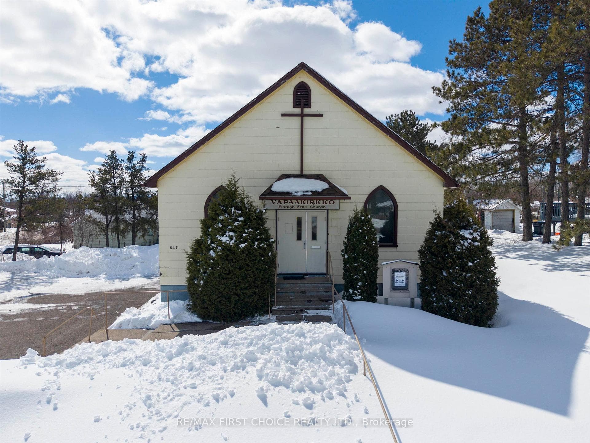 647 John Street photo 32