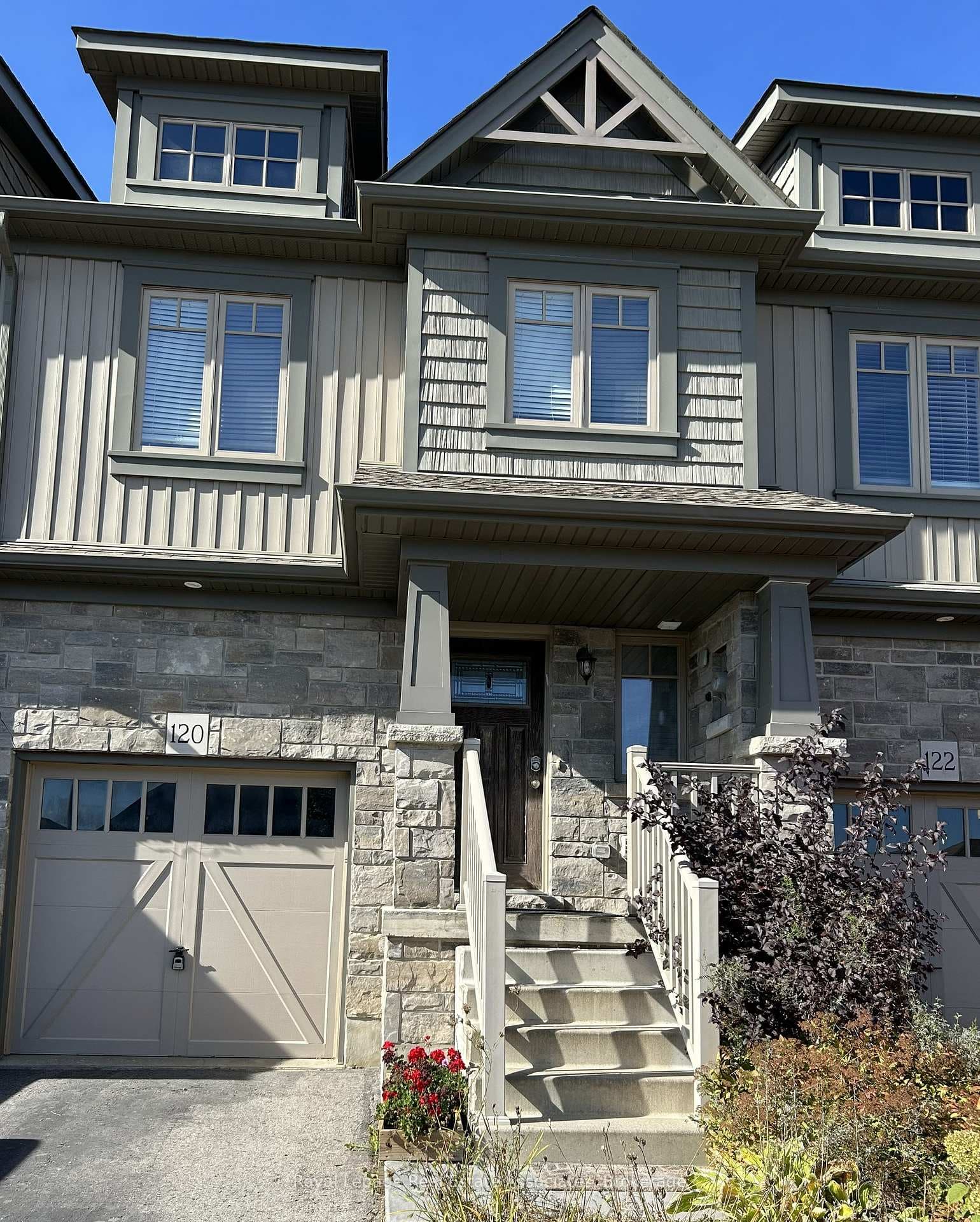 120 Parkinson Crescent photo 1