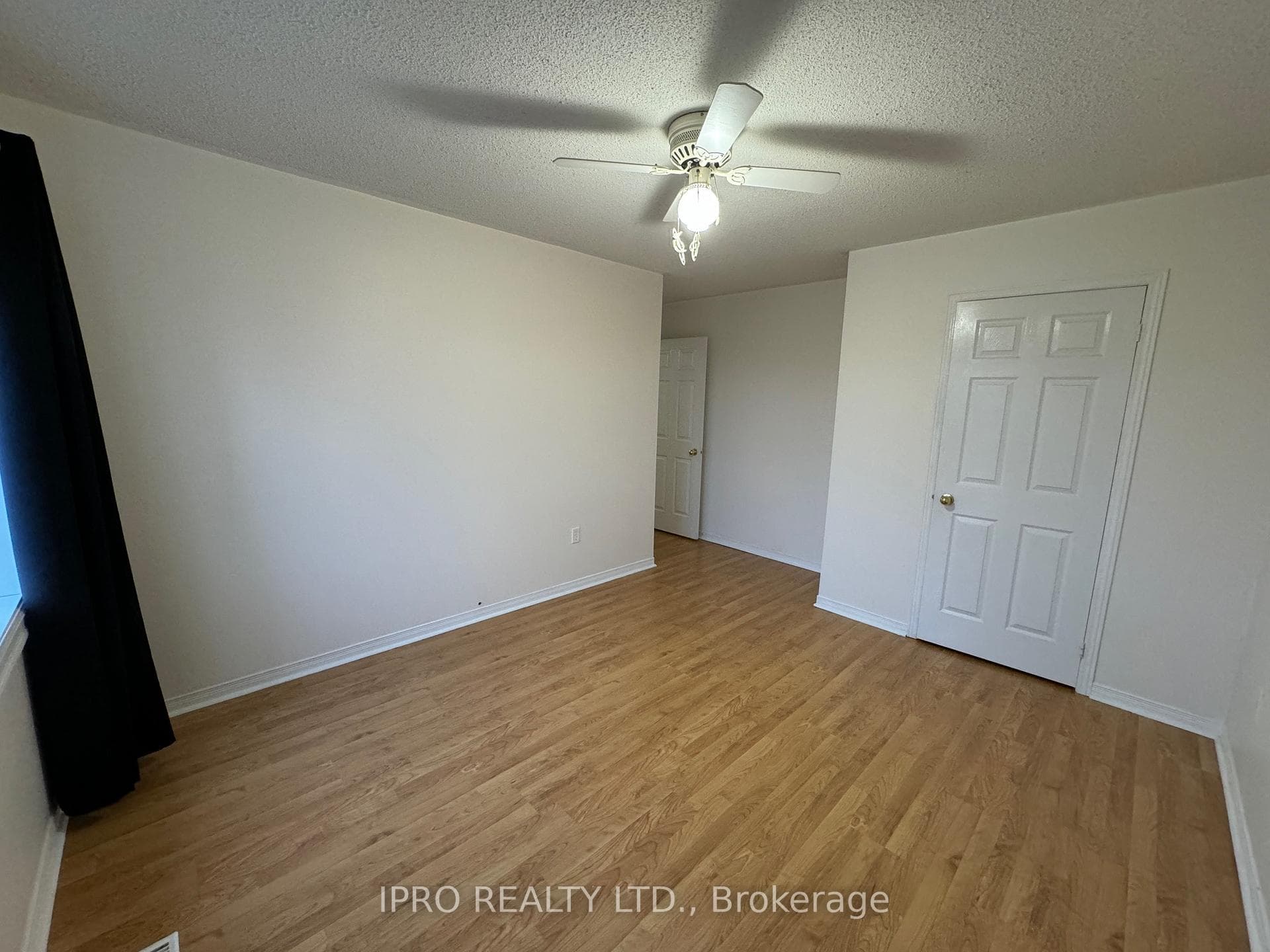 597 WALPOLE Crescent photo 12
