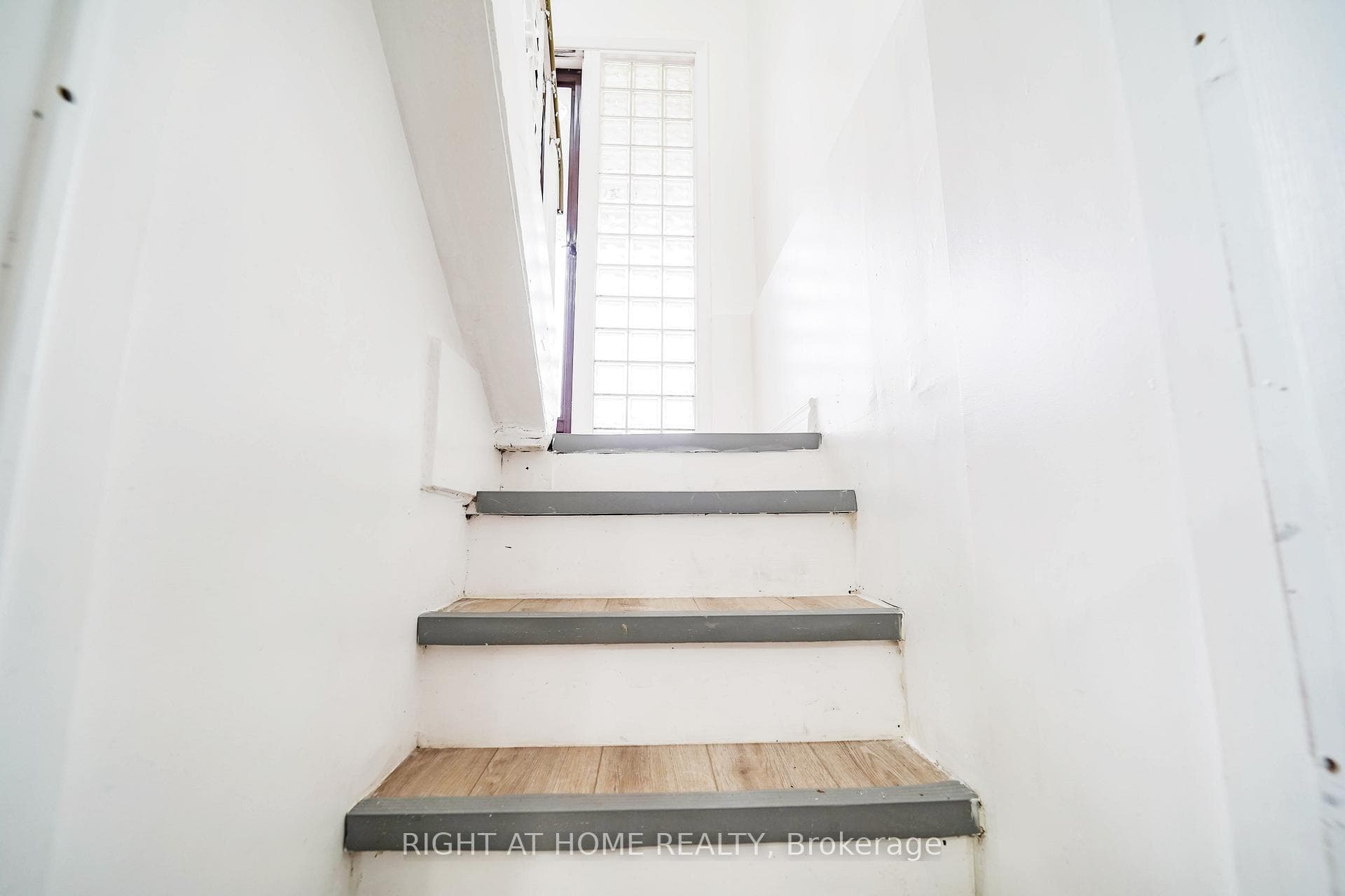 4456 Lawrence Avenue photo 23