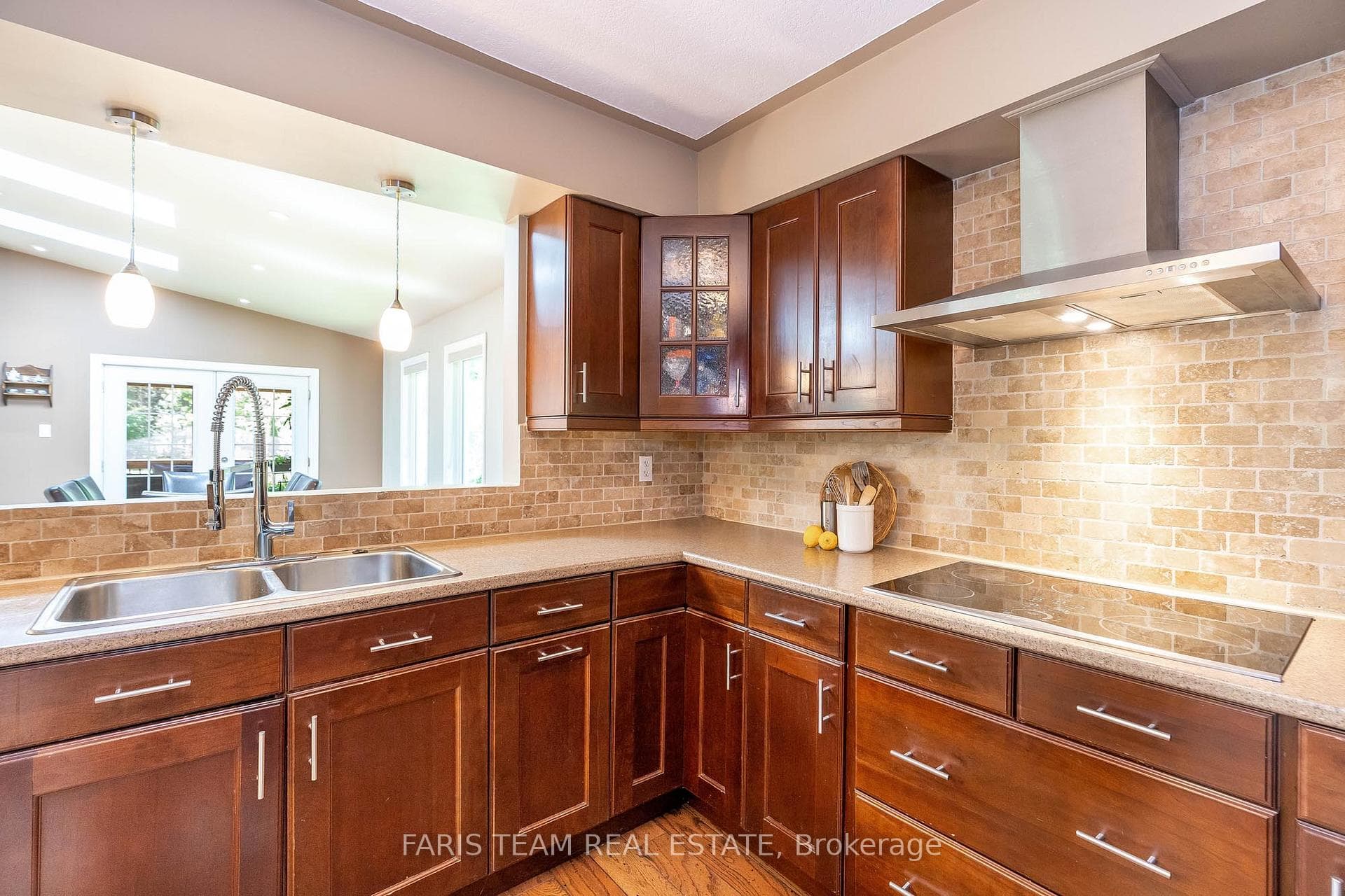 964 Corner Avenue photo 6