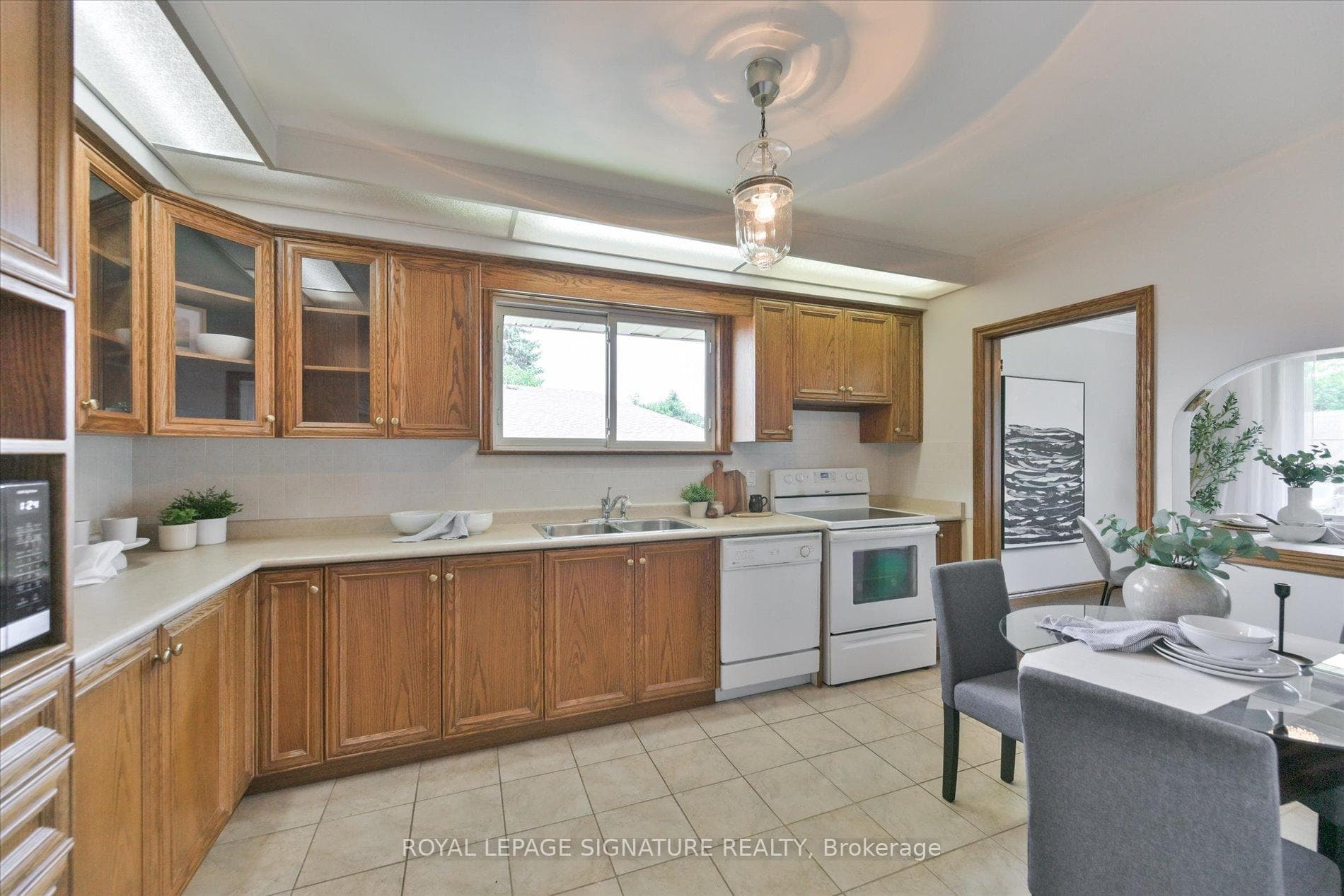 Eat-in kitchen