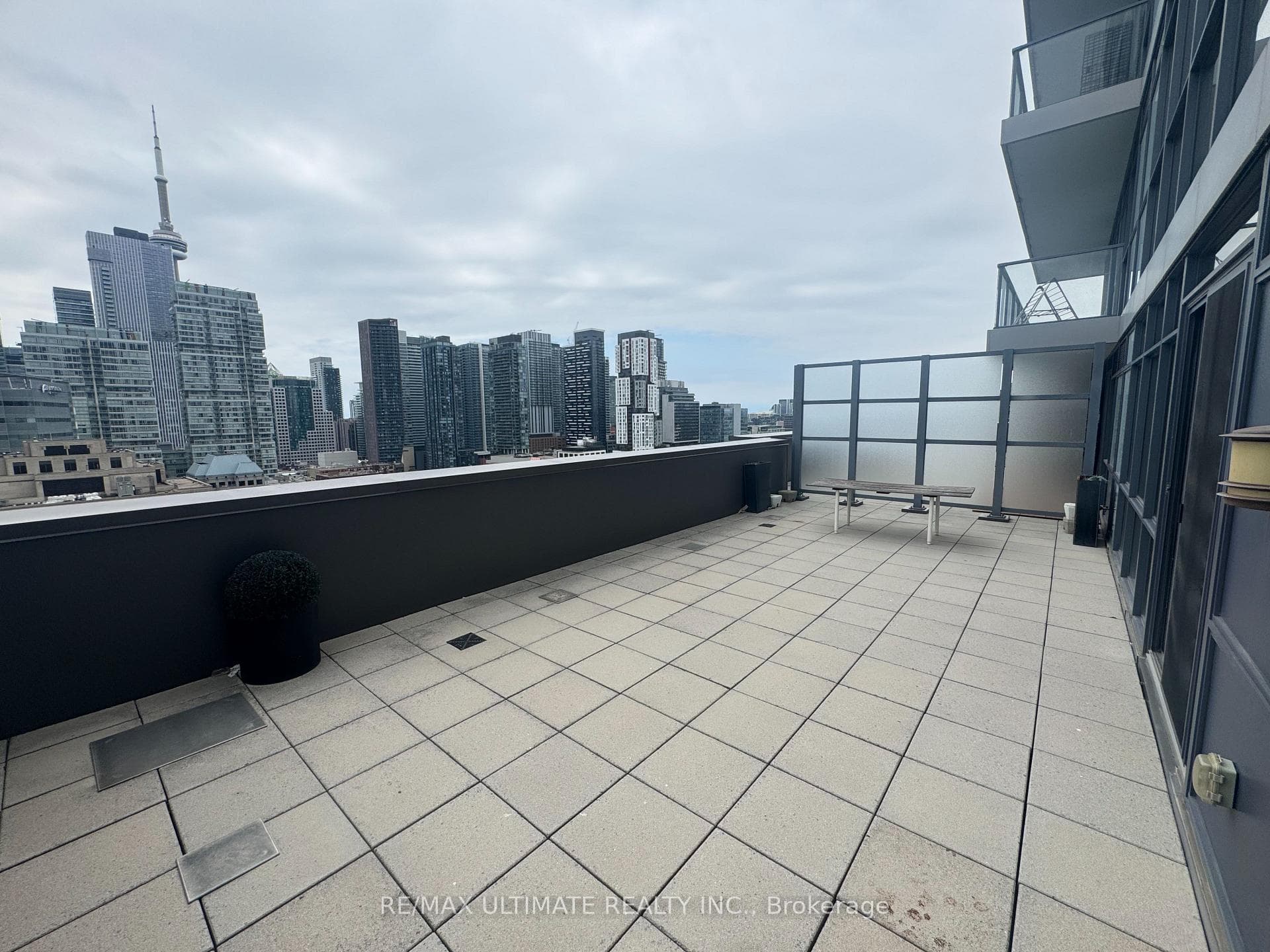 210 Simcoe Street Unit 2002 photo 10