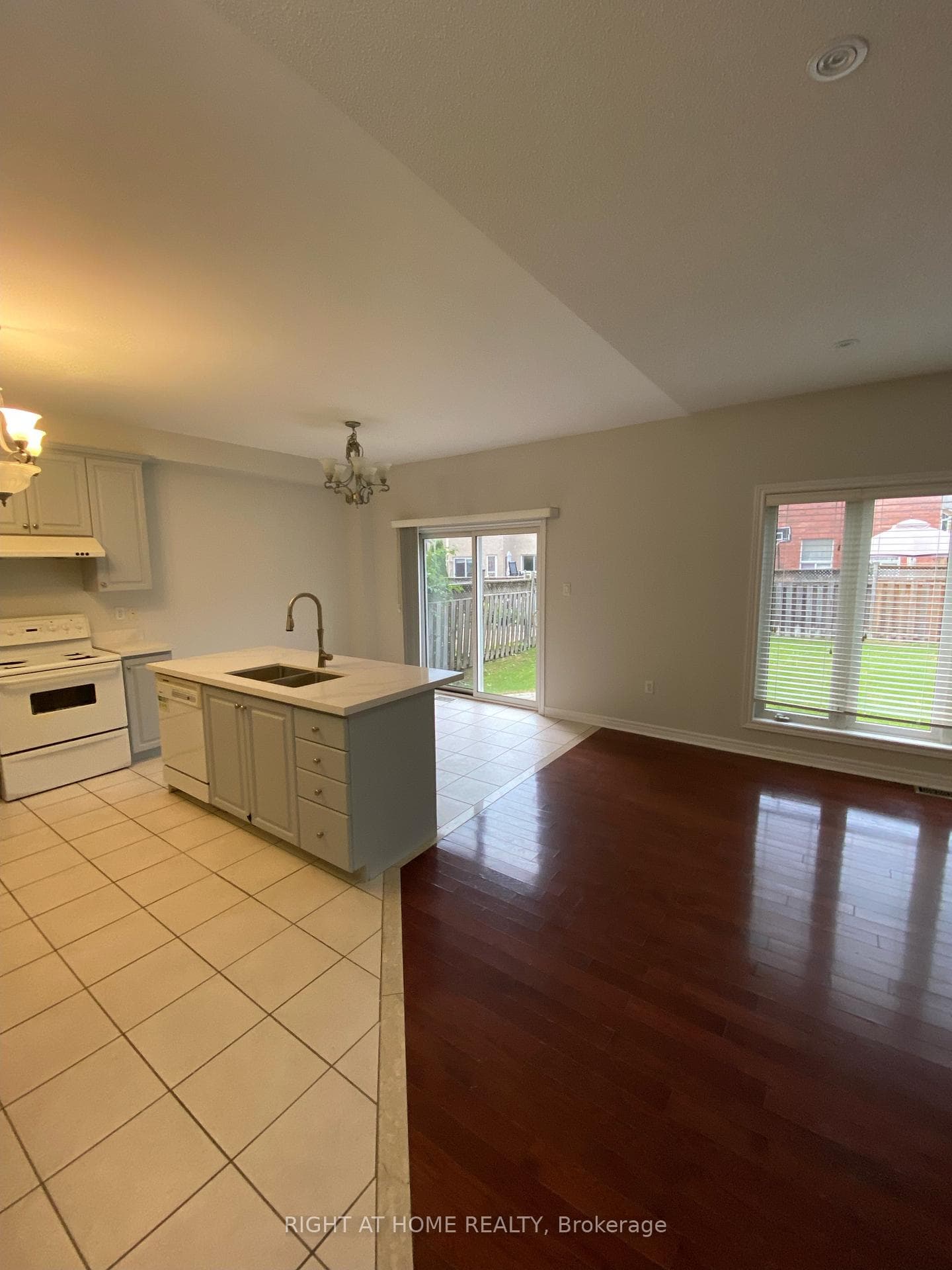 151 WOODBURY Crescent photo 4
