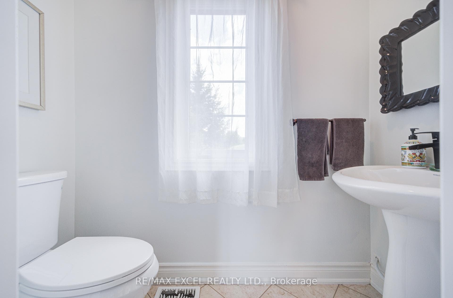 144 Chapman Court photo 23