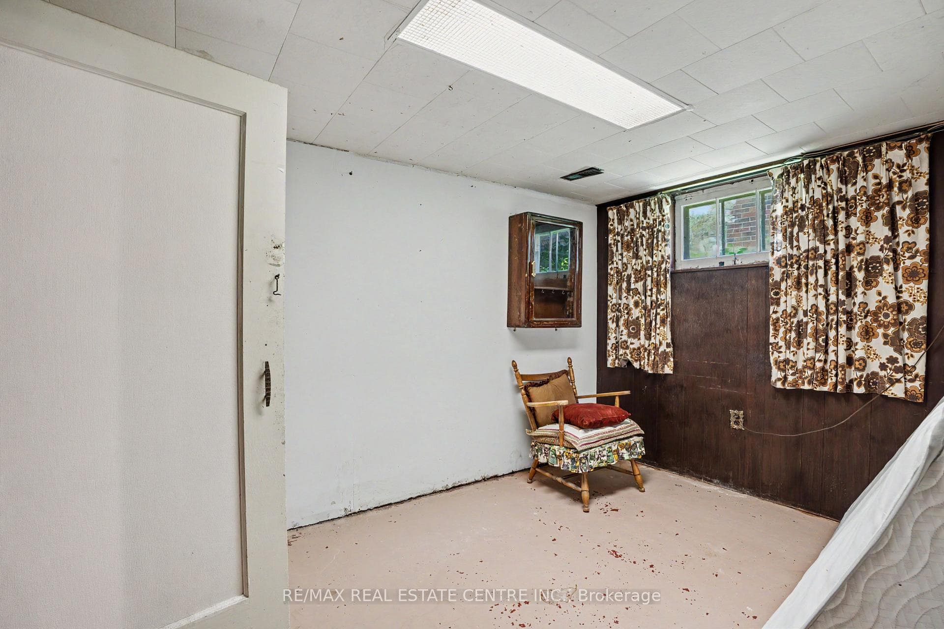 2068 Wellington Avenue photo 32