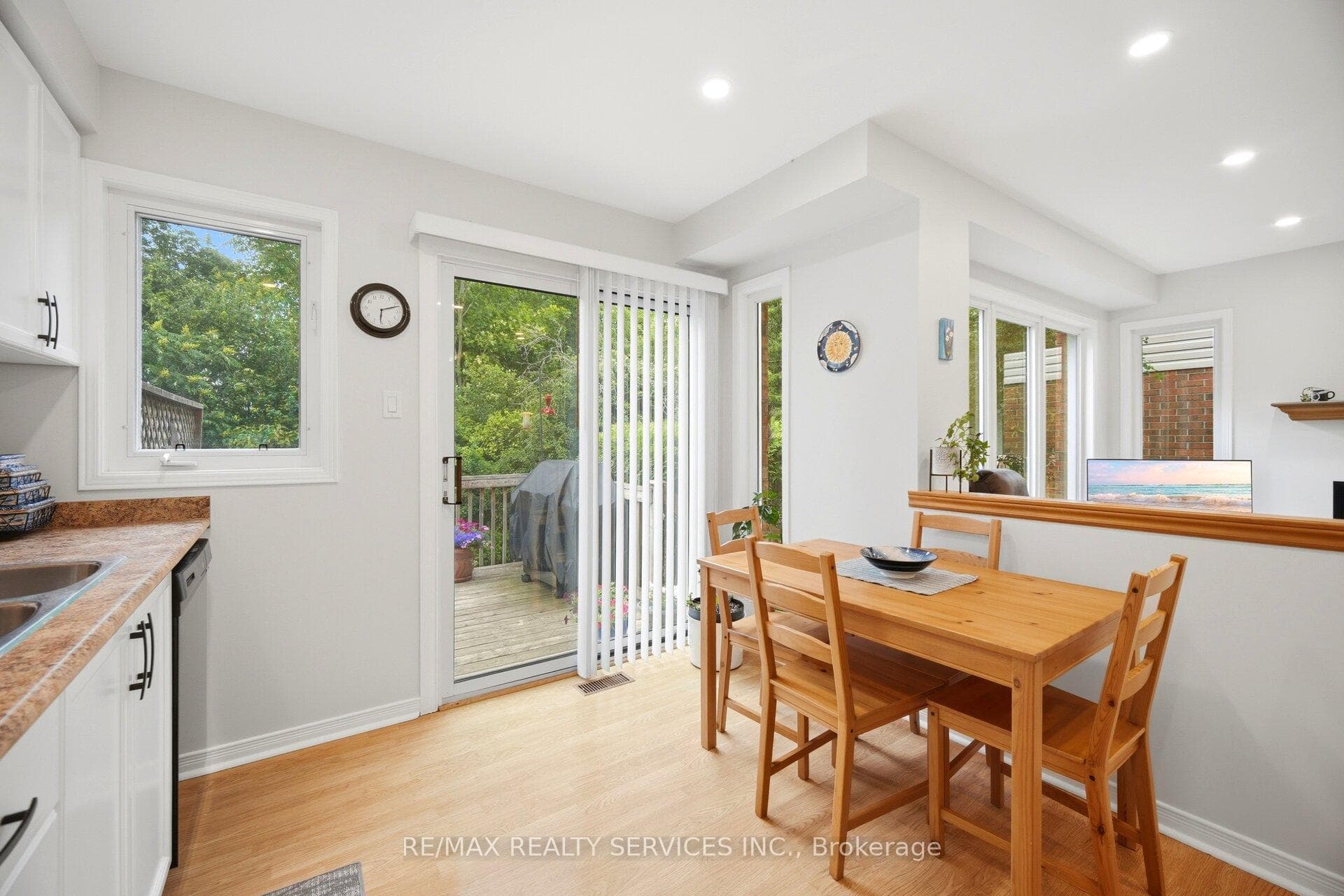 38 Furrows End photo 14