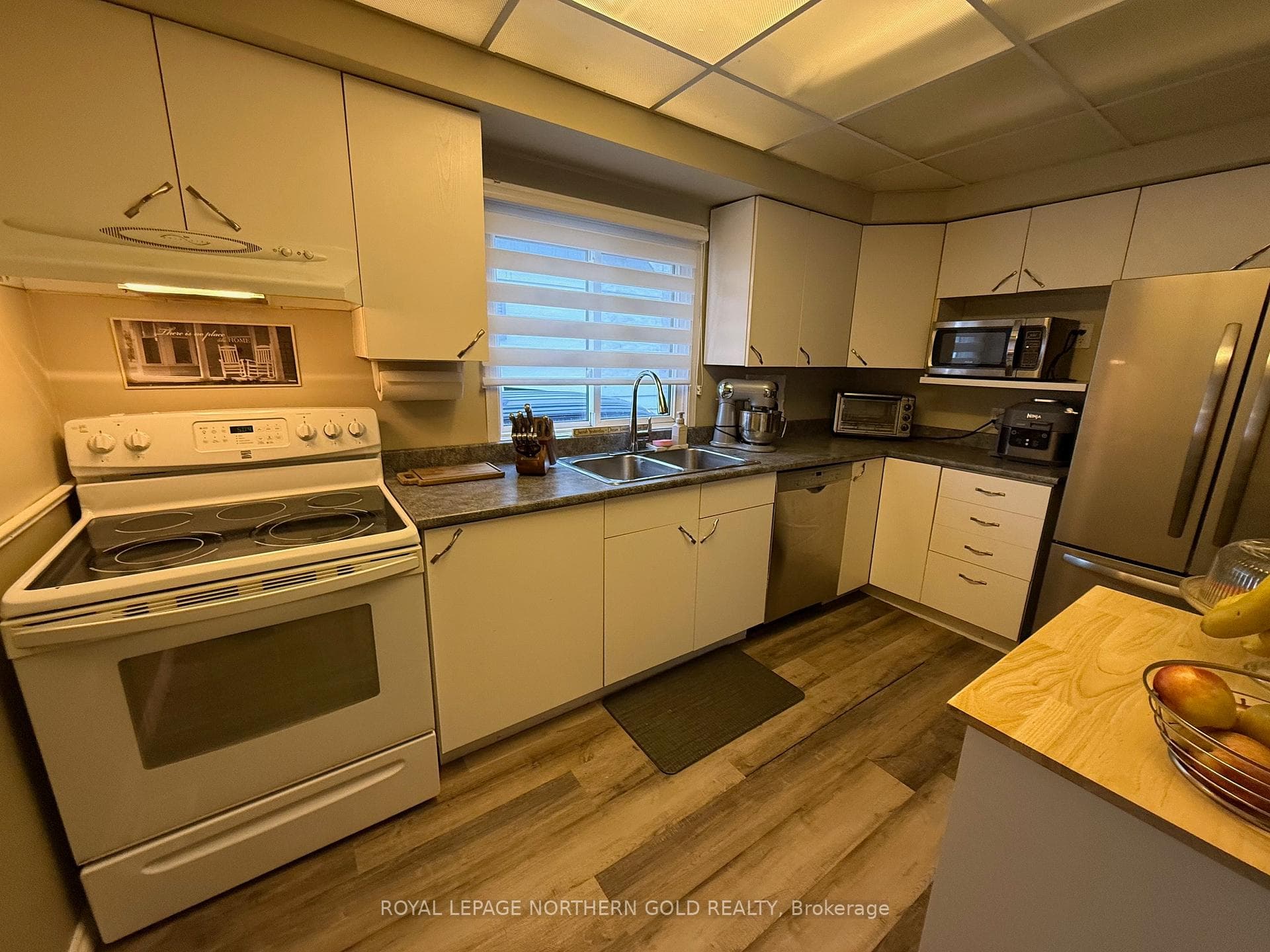 52 MACPHERSON Avenue photo 3
