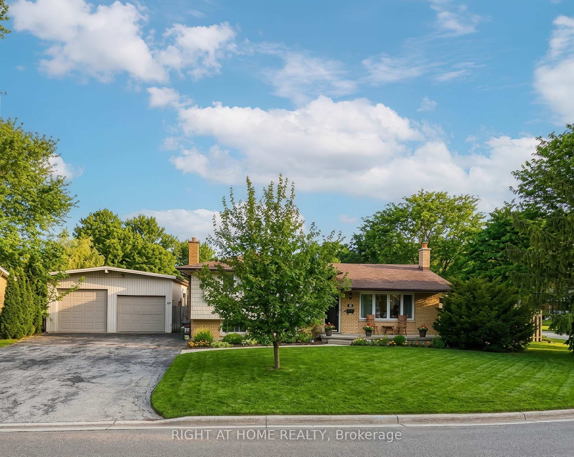 68 Downing Crescent photo 1