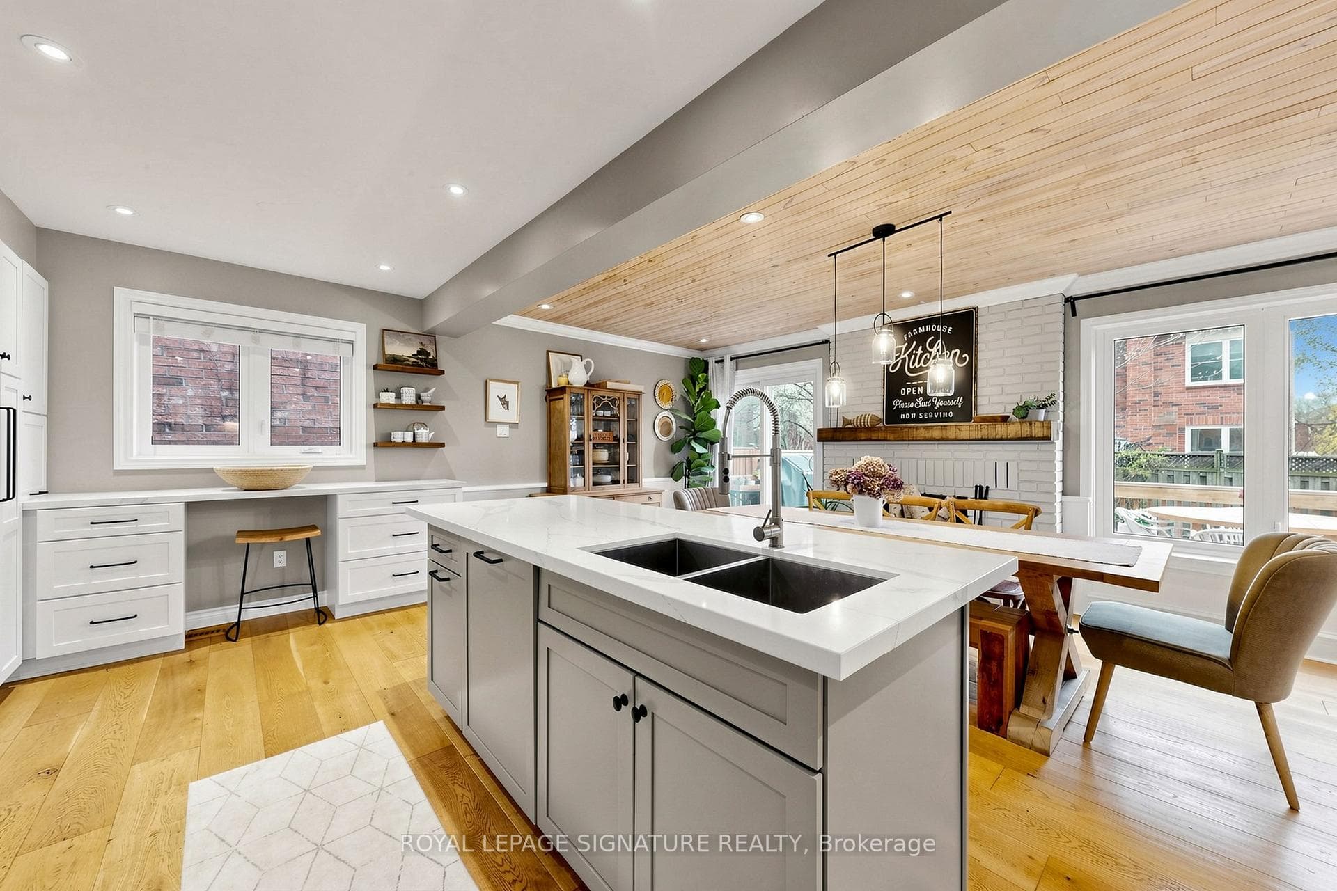 2015 Brays Lane photo 11