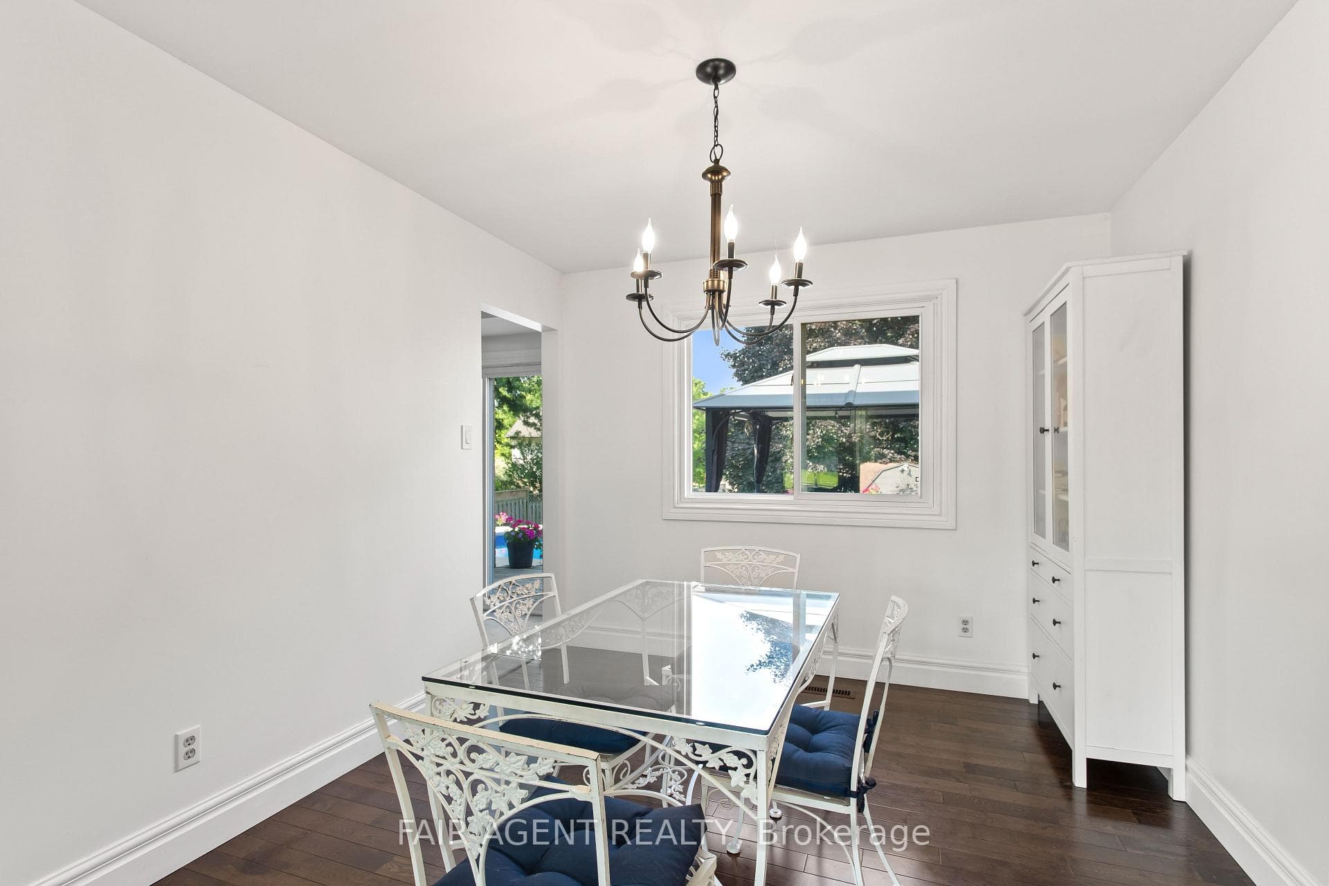 123 ACORN Crescent photo 9