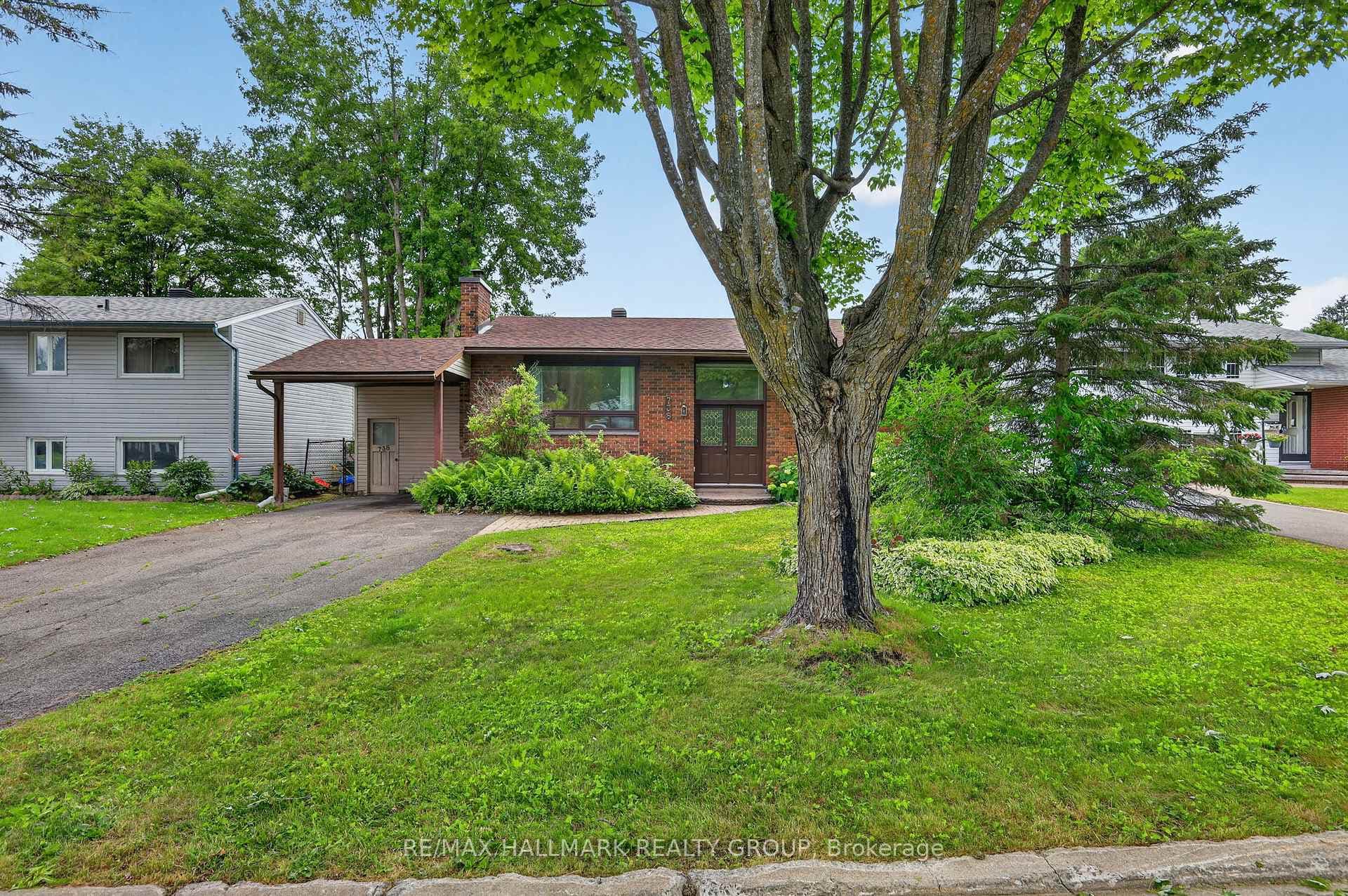 738 Stiles Crescent photo 2