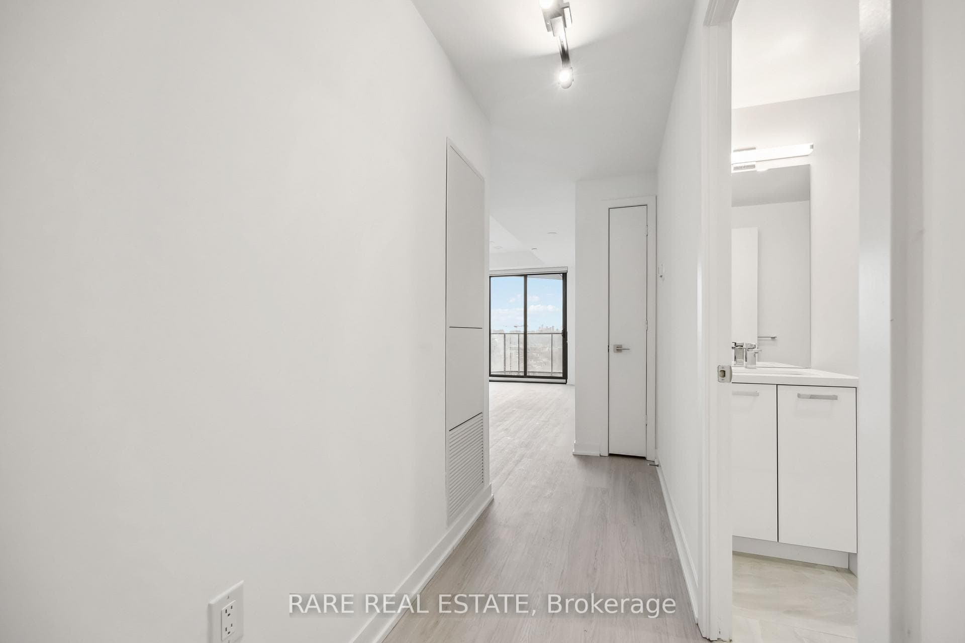 195 McCaul Street Unit 1101 photo 2