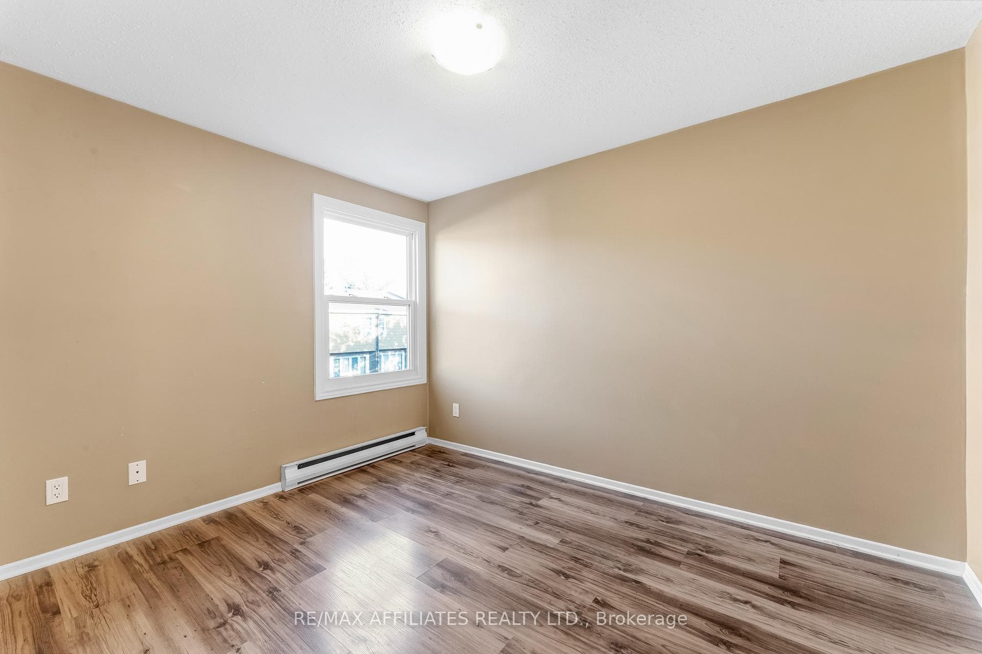 2101 Eric Crescent photo 11
