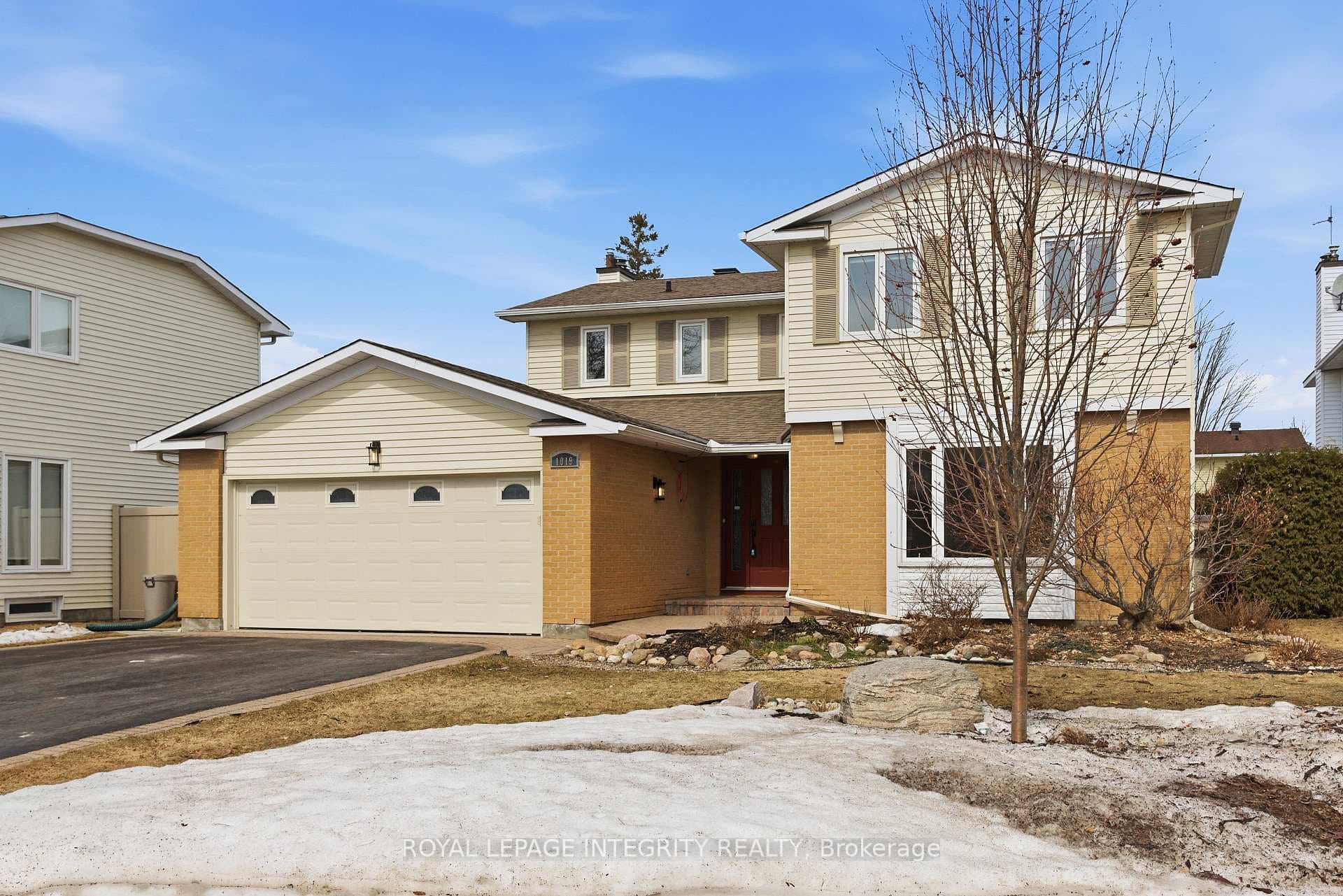 1019 Driftwood Crescent photo 2