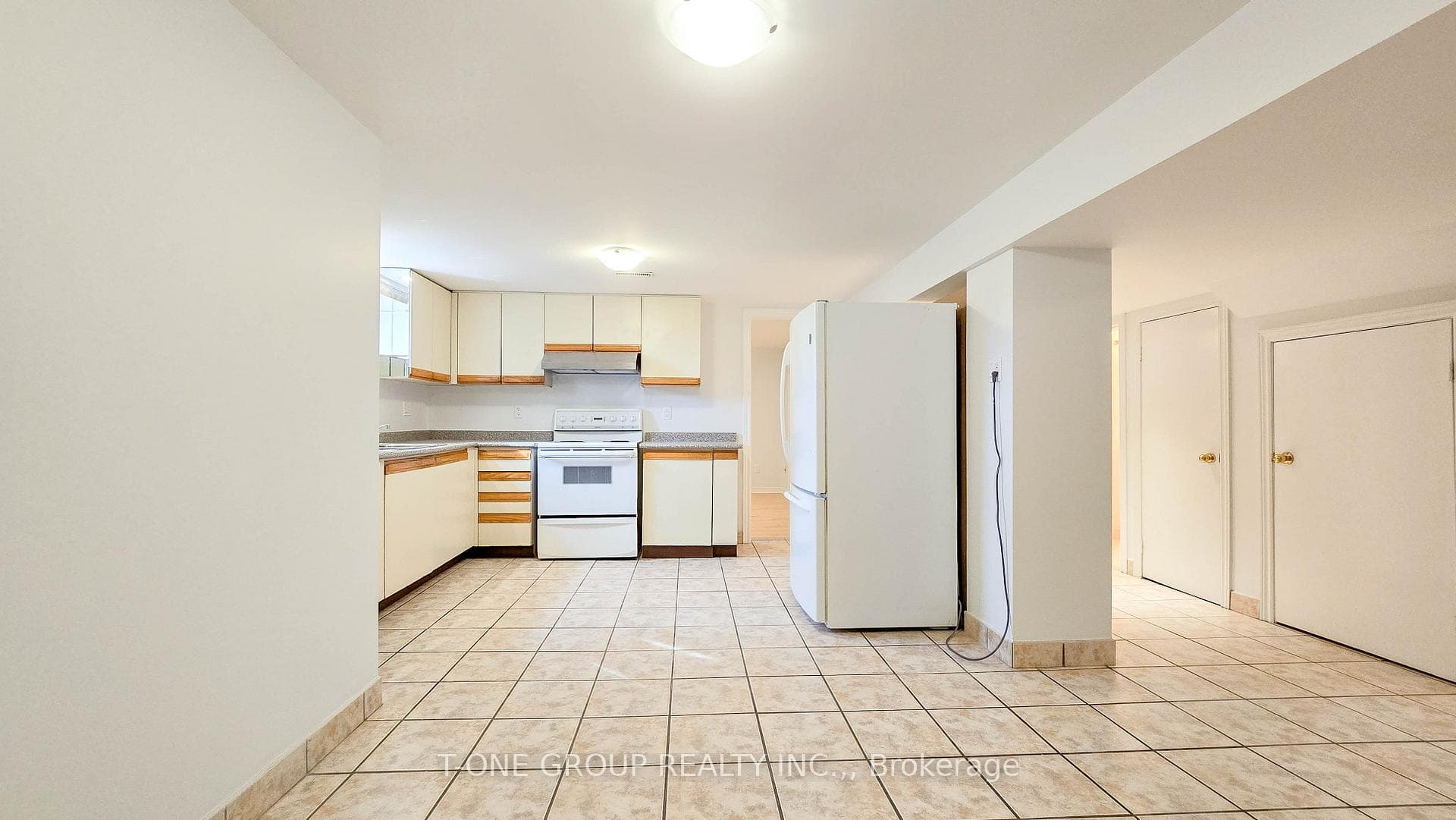 452 LYNETT Crescent Unit BSMT photo 7