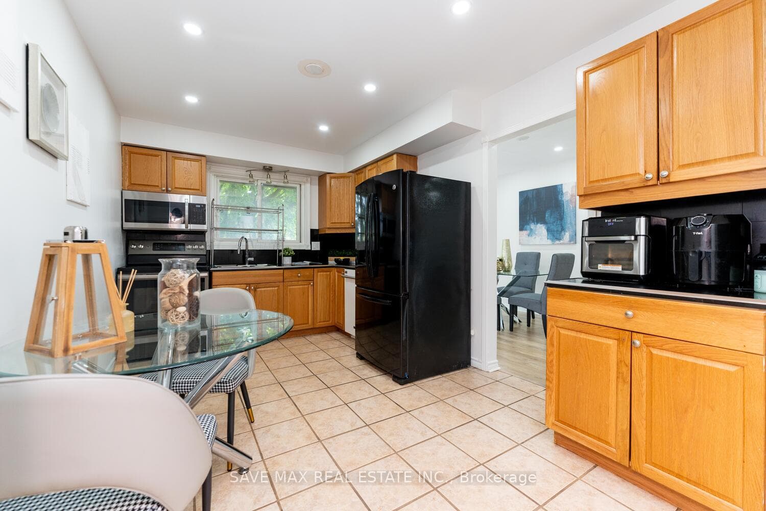 537 Lancelot Crescent photo 12