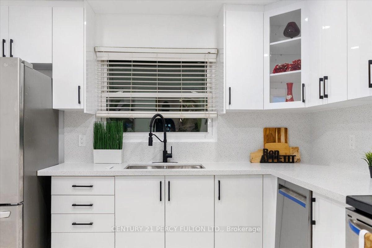 99 Palmdale Dr- kitchen
