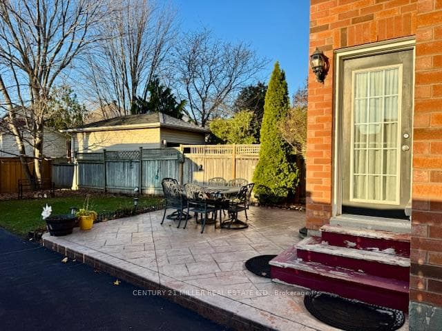 2488 Capilano Crescent photo 5