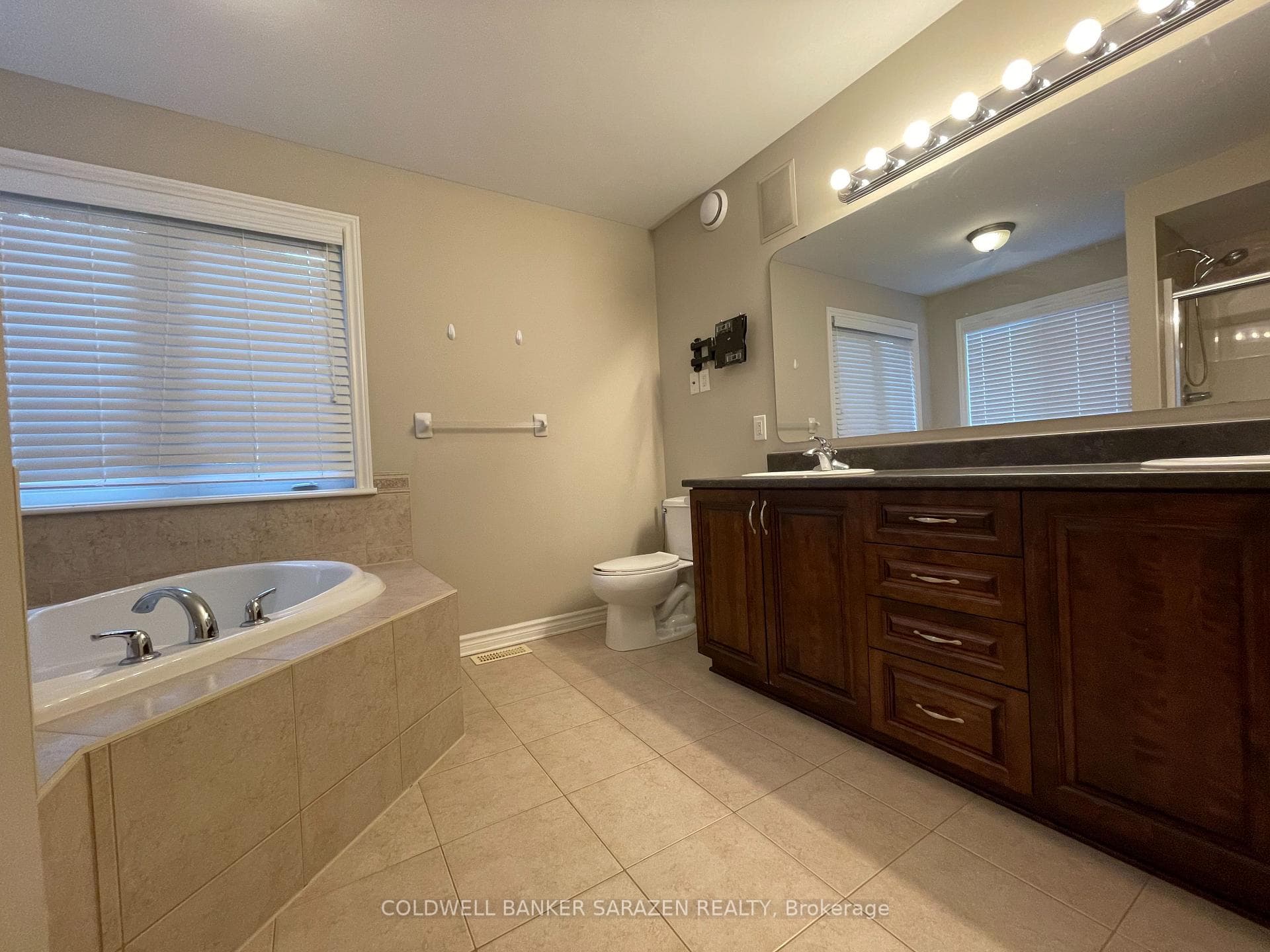 105 AUGUST LILY Crescent photo 15