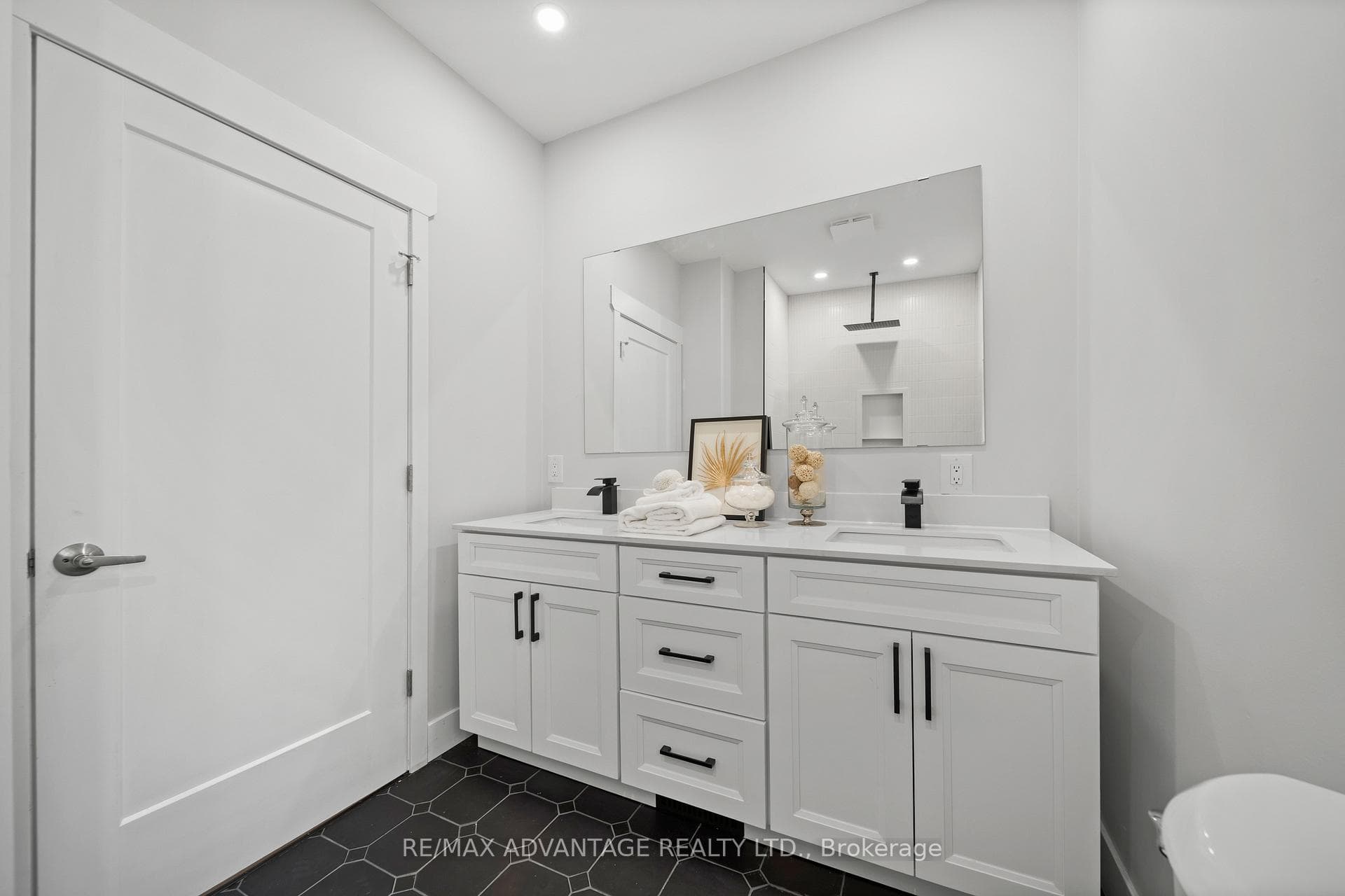 209 Victoria Street photo 18