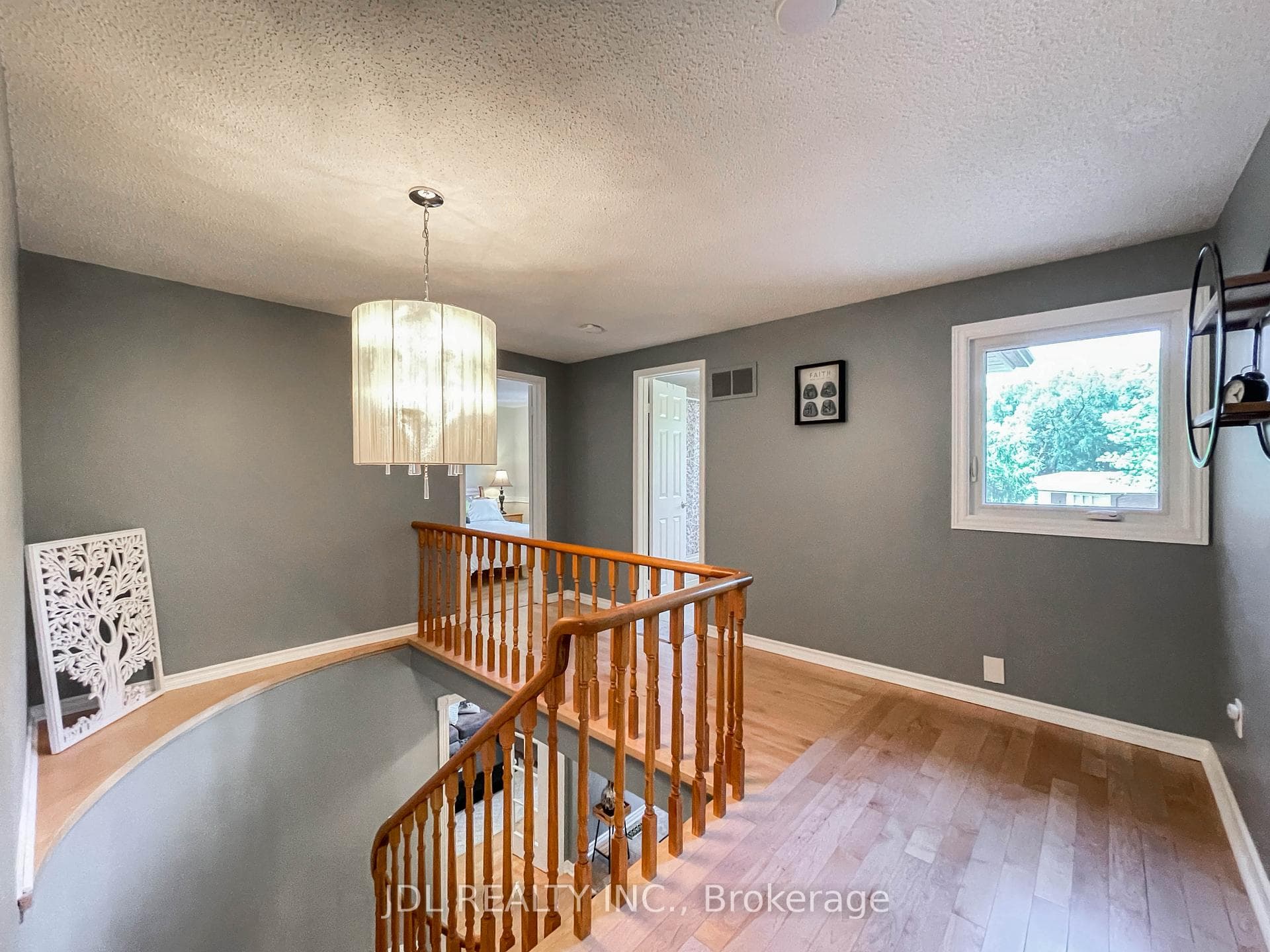 126 Weir Crescent photo 28