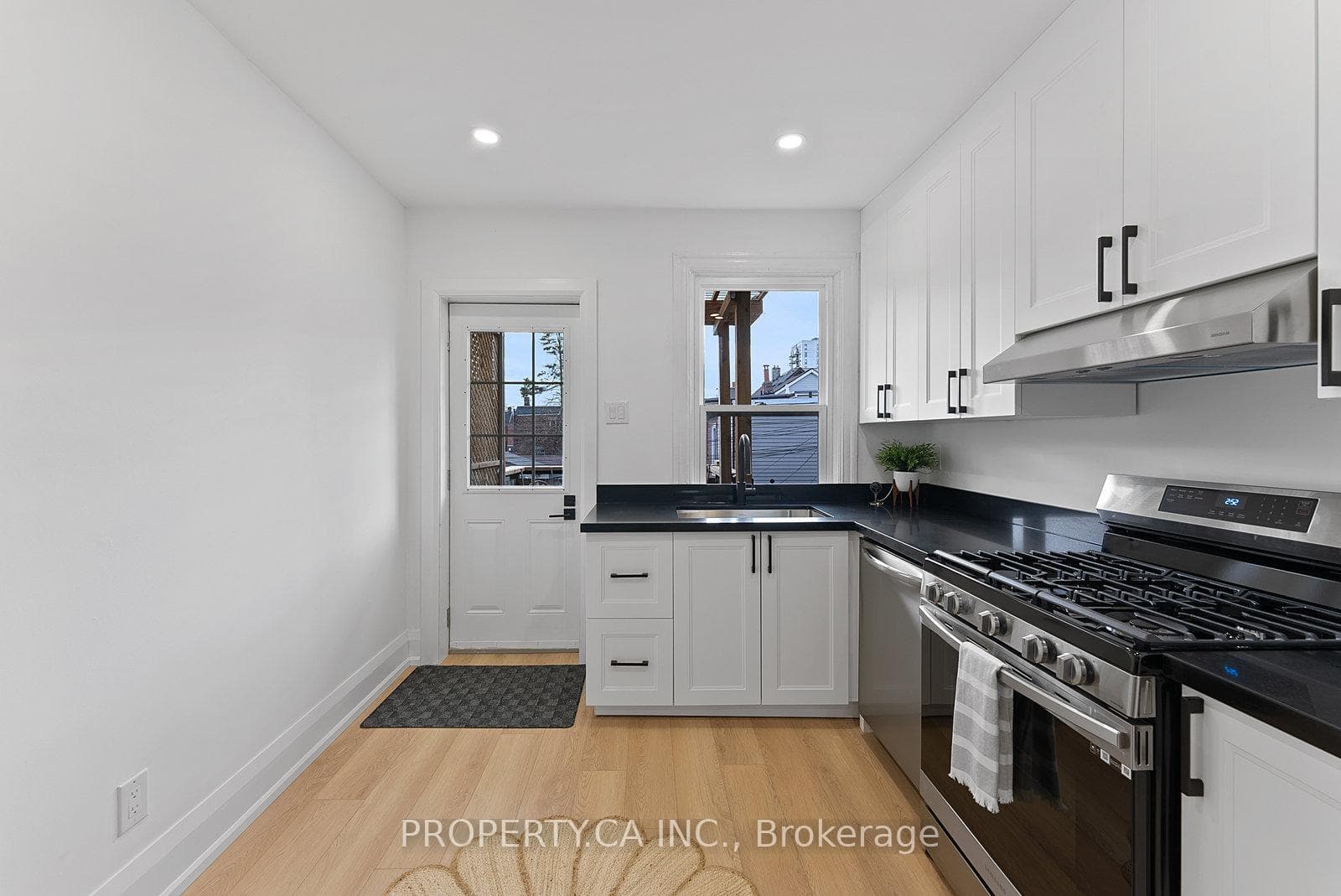 652 St Clarens Avenue Unit Upper photo 10