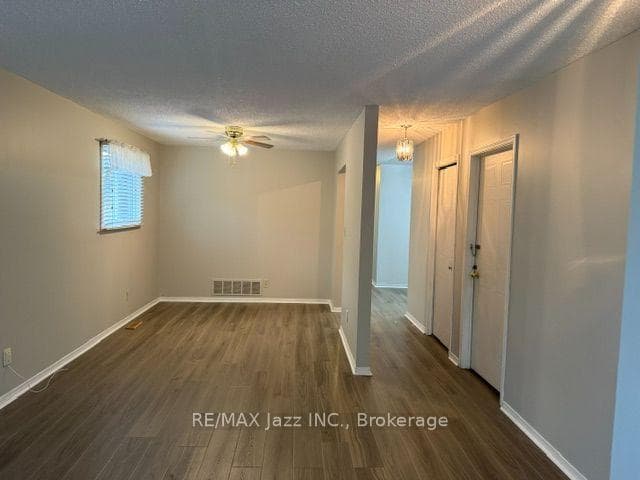 5 Turnberry Crescent photo 3
