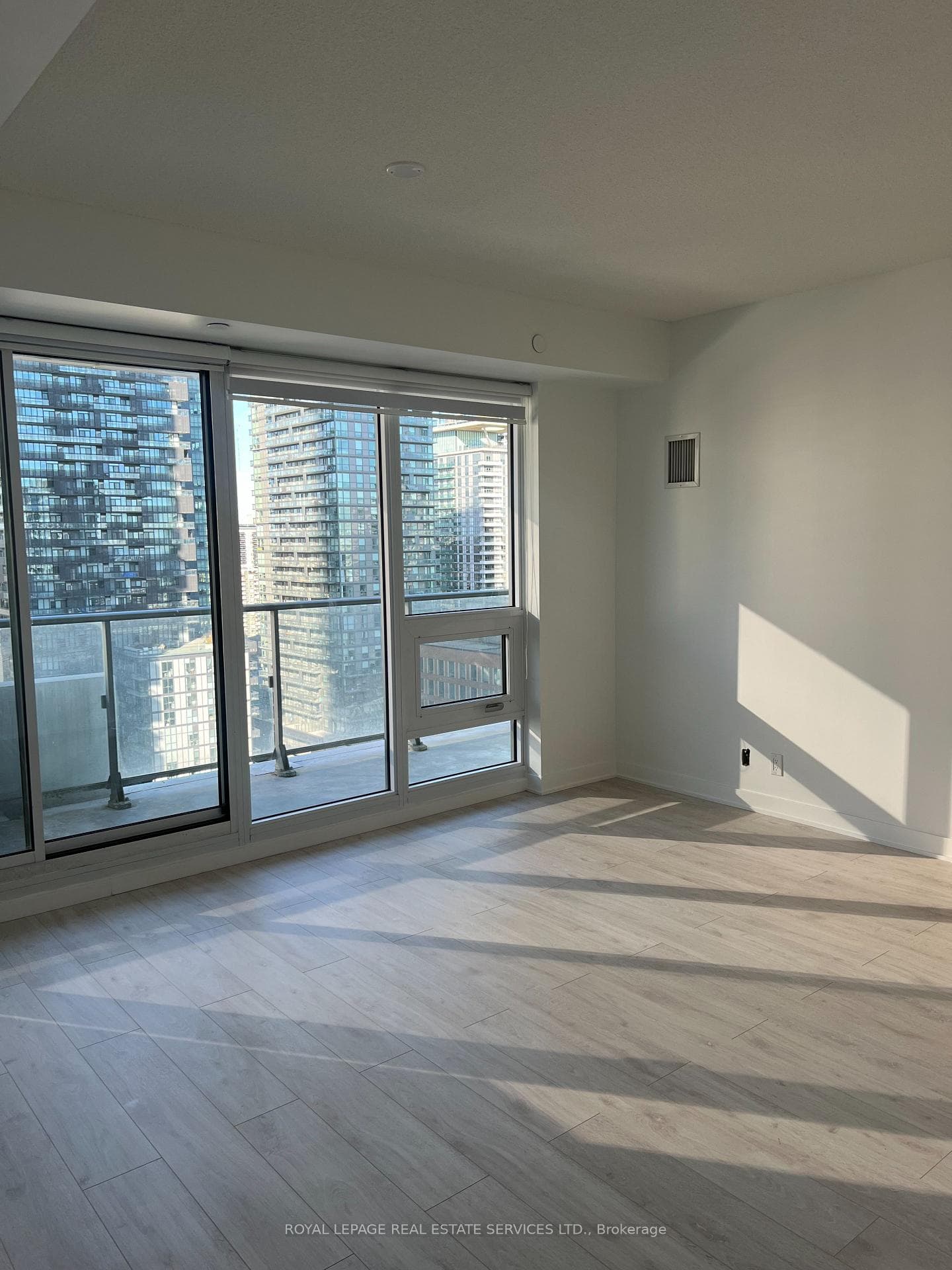 2221 Yonge Street Unit 1911 photo 8