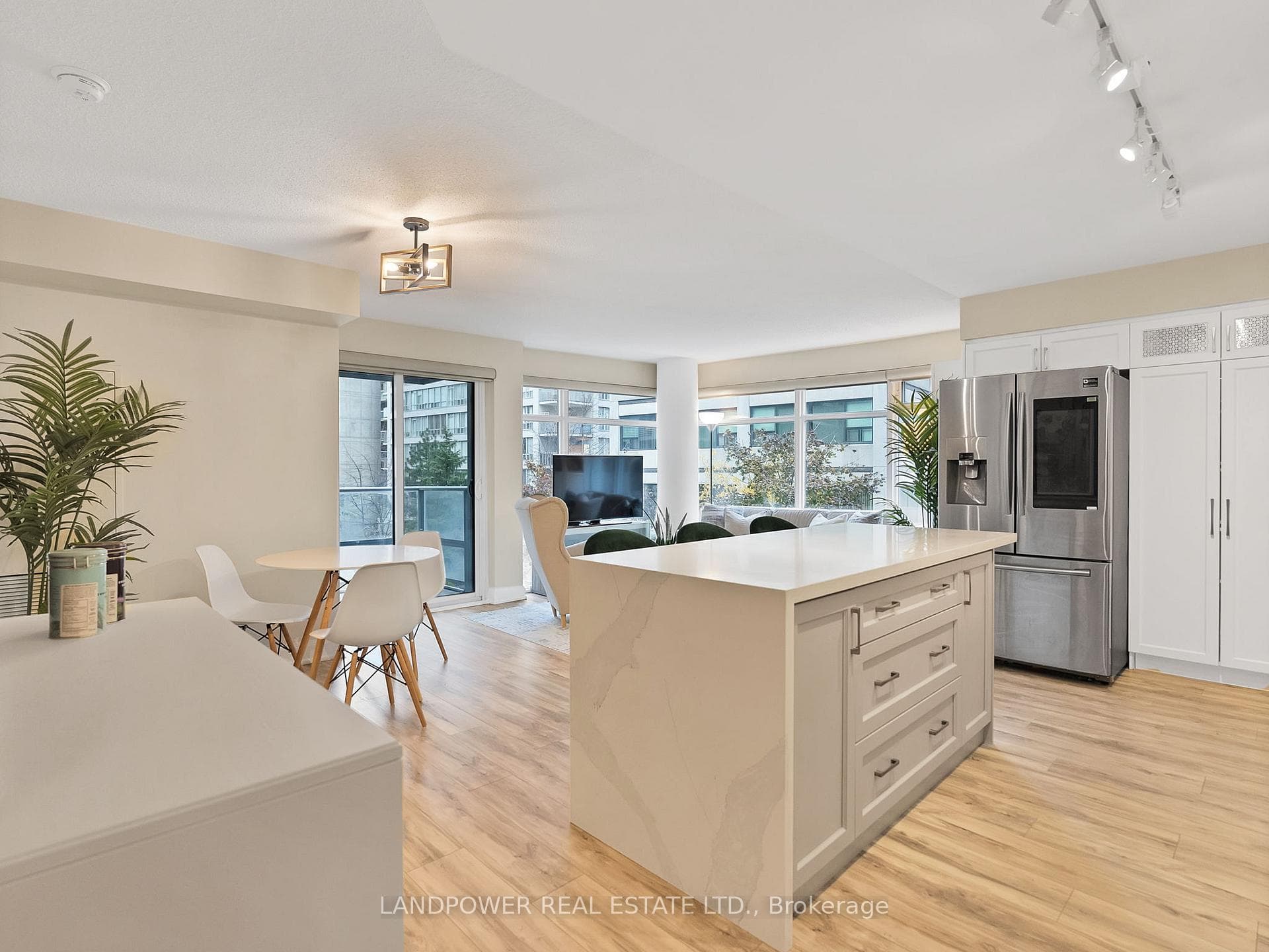 2191 Yonge Street Unit 411 photo 4