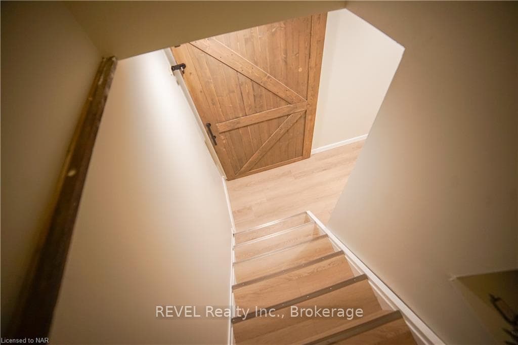352 BUNTING Road Unit Lower photo 3