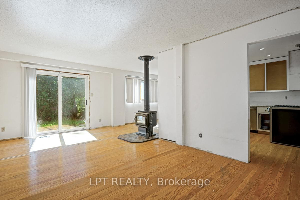 33 Estelle Crescent photo 6