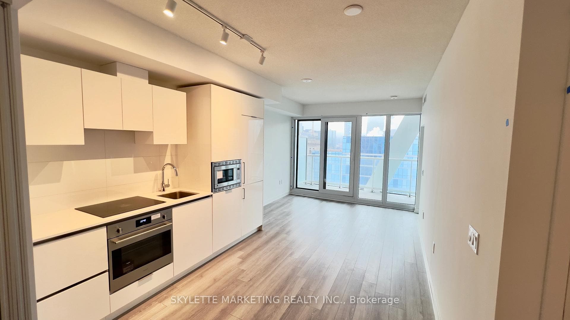 230 Simcoe Street Unit 2417 photo 9