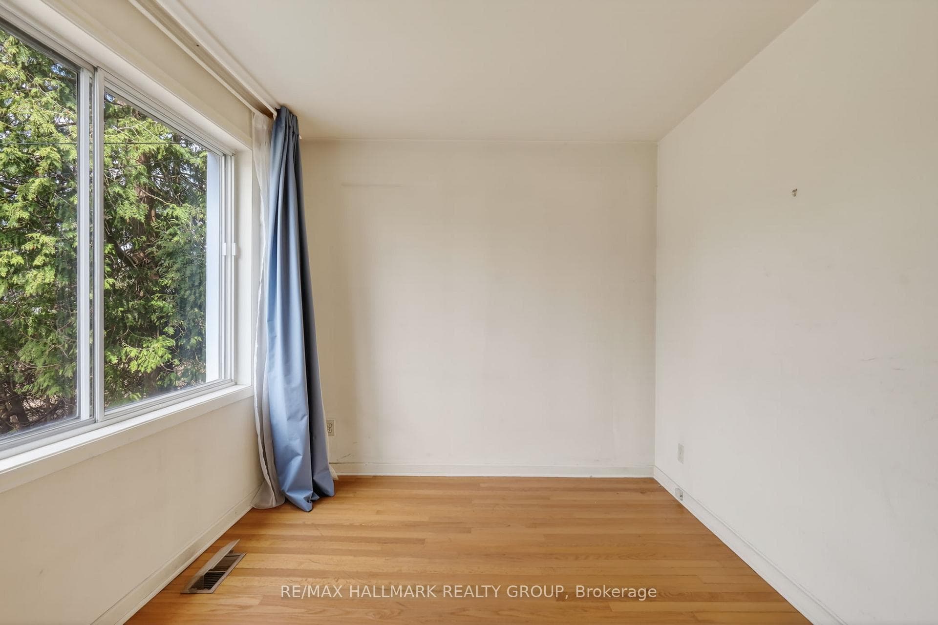 570 Minto Place photo 28