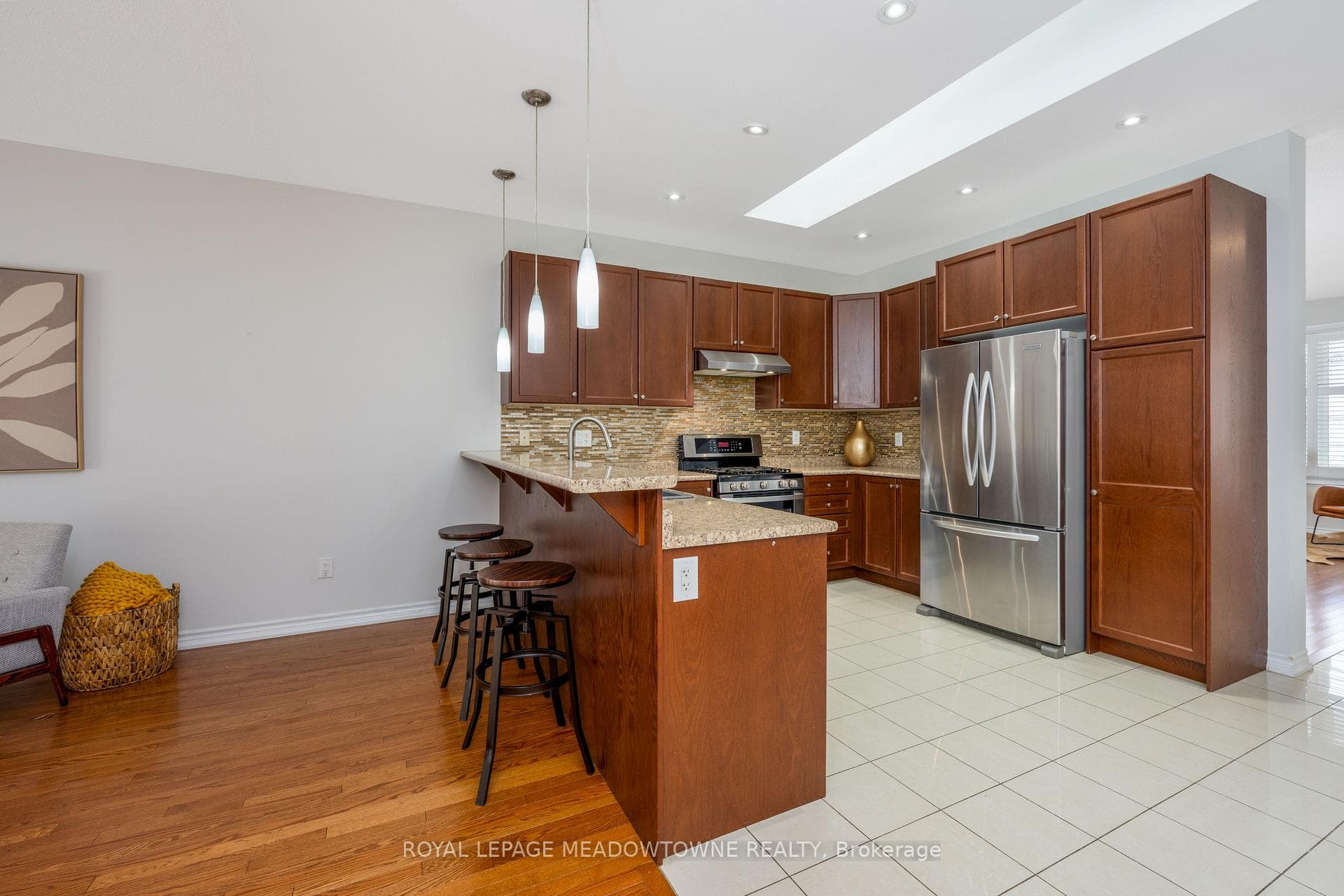 195 Minto Crescent photo 14