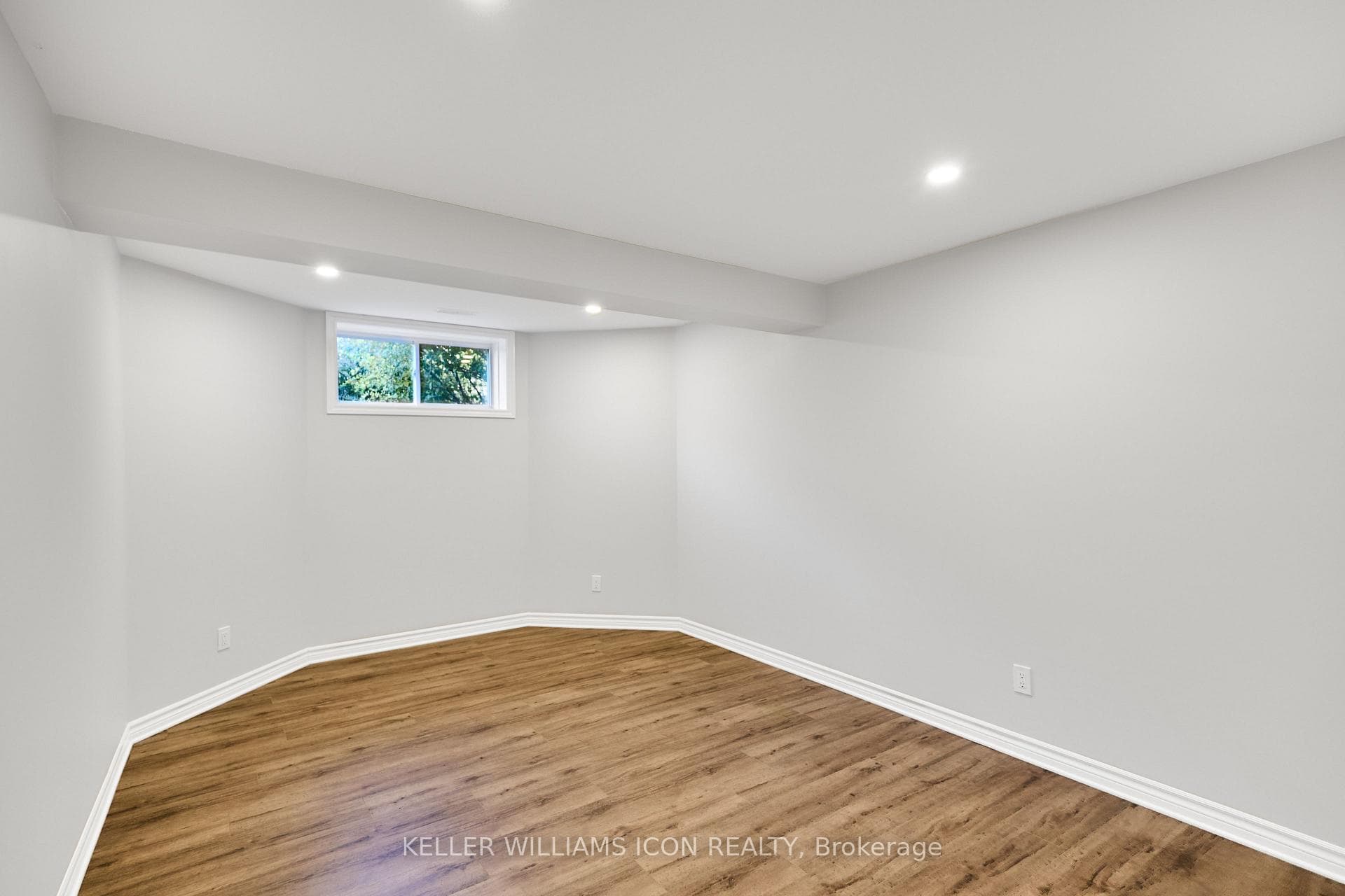 249 Madhu Crescent photo 32