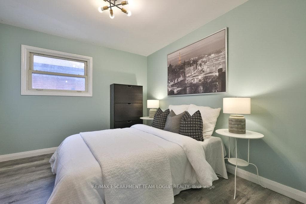 377 Osborne Street photo 16