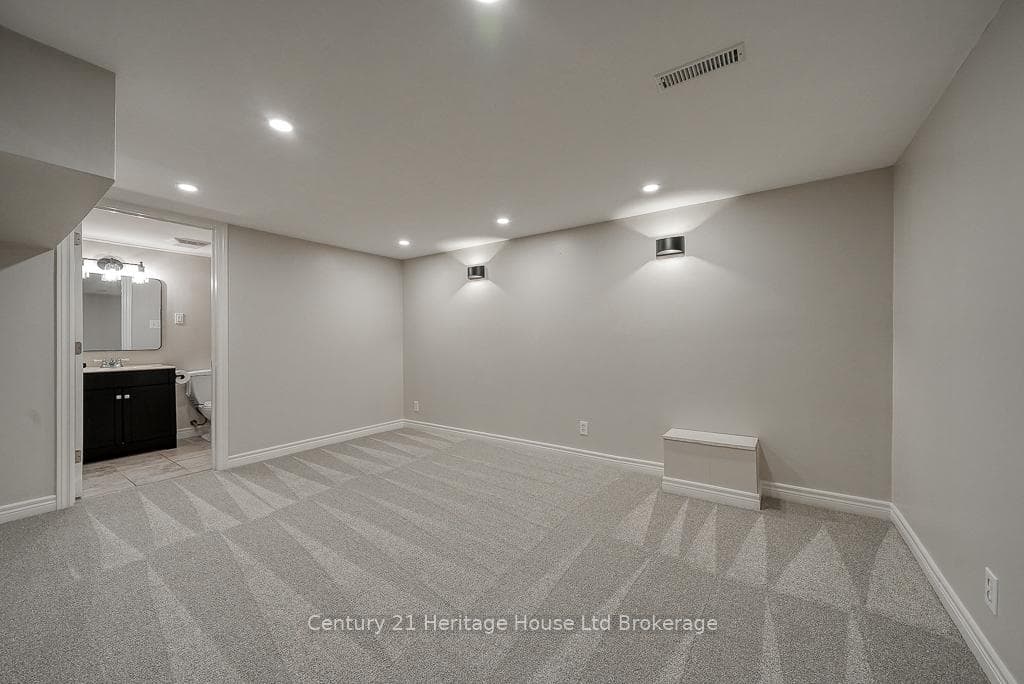 1003 B Nesbitt Crescent photo 33