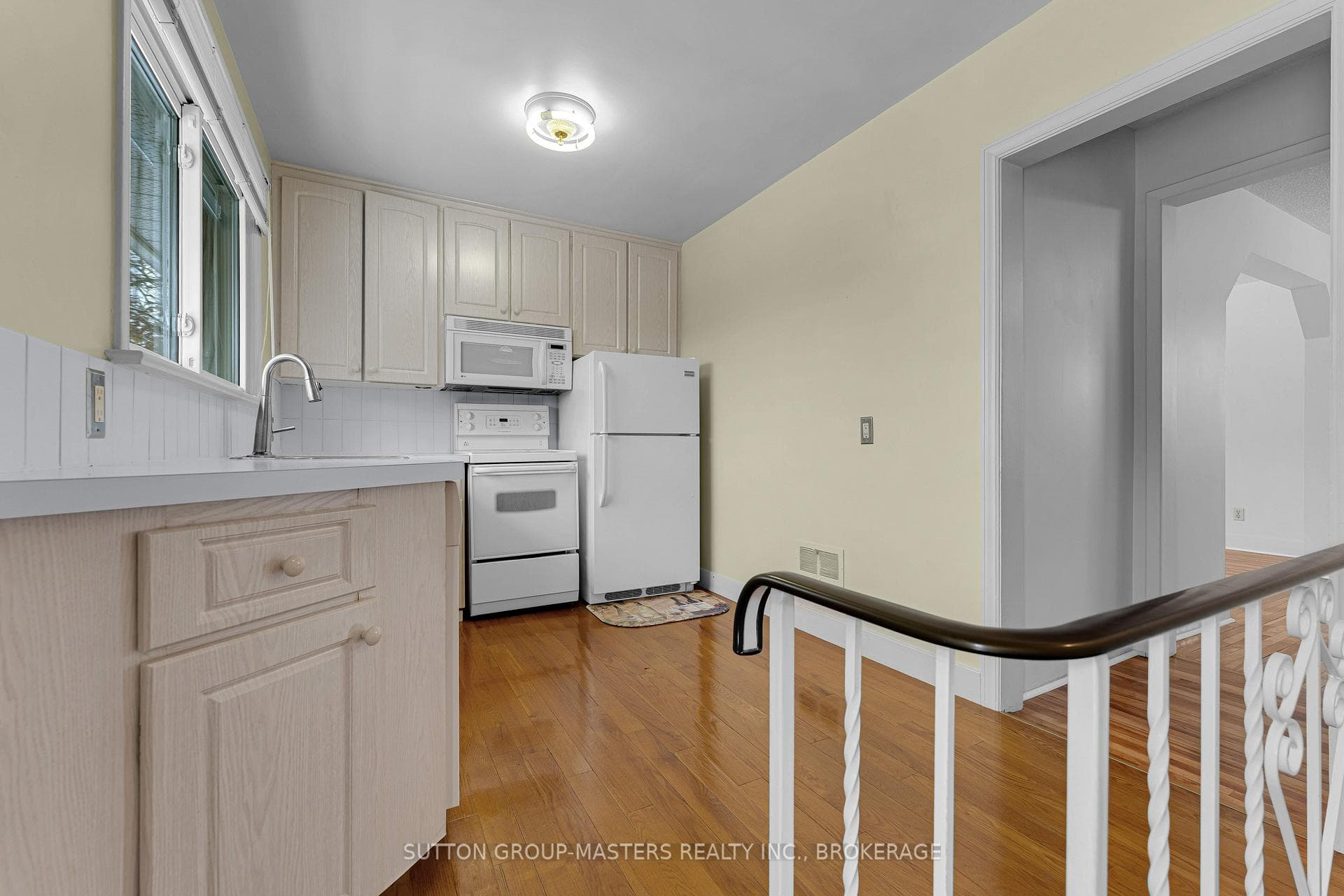 913 Victoria Street photo 13
