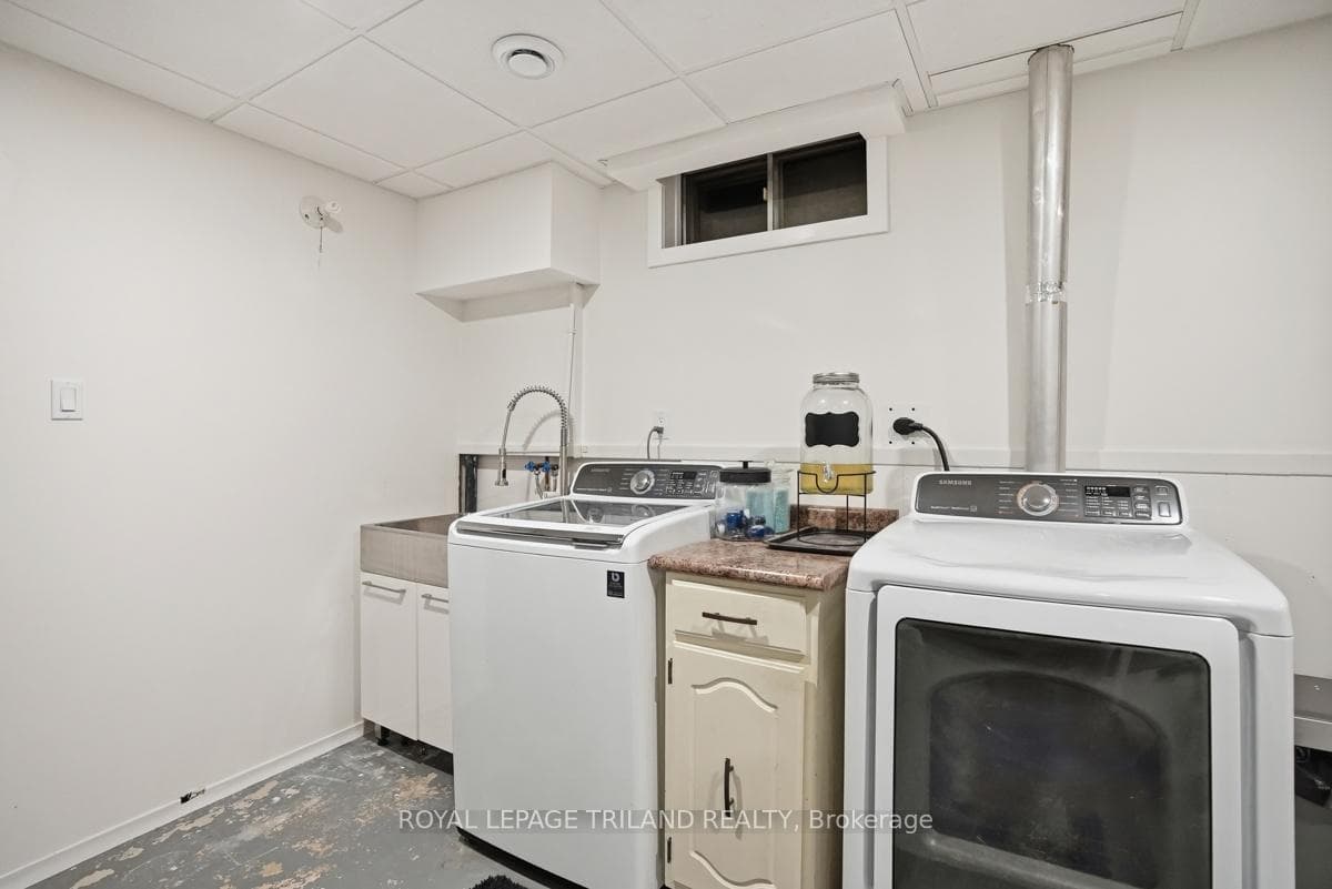 255 Highview Crescent photo 31