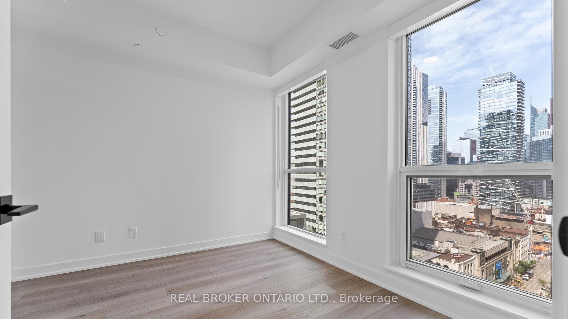 327 King Street Unit 1801 photo 8